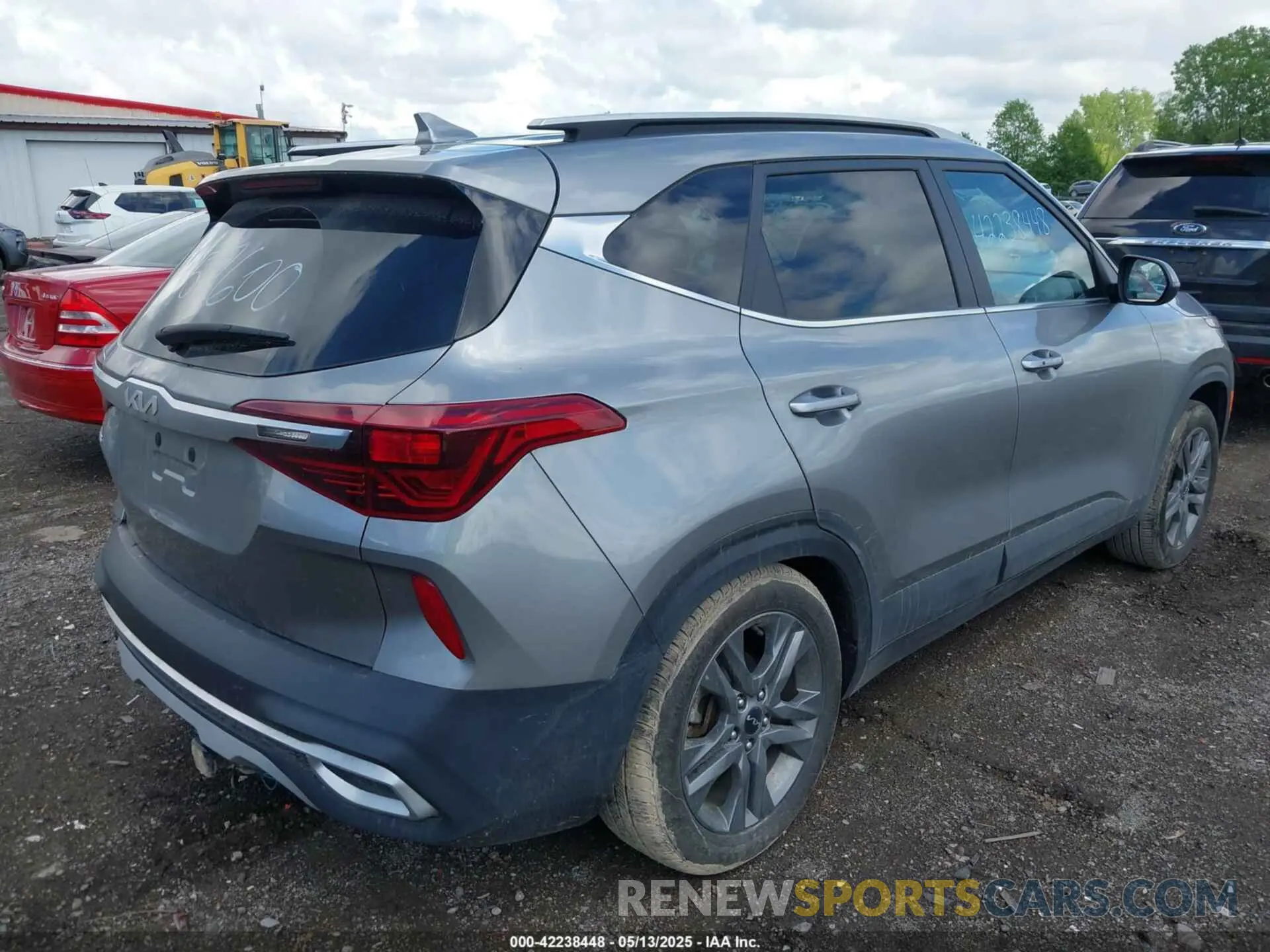 4 Photograph of a damaged car KNDEU2AA7P7457600 KIA SELTOS 2023
