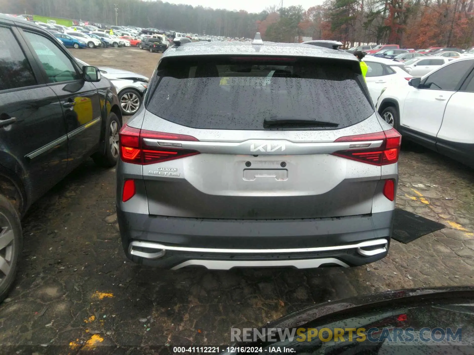17 Photograph of a damaged car KNDEU2AA9P7347194 KIA SELTOS 2023