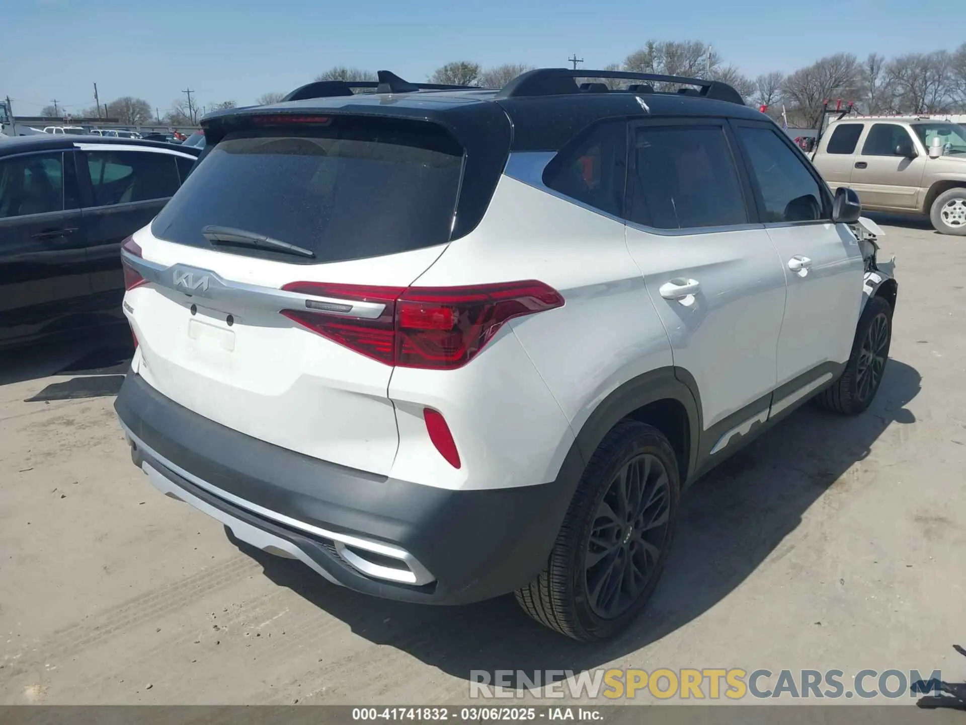 4 Фотография поврежденного автомобиля KNDEUCA21P7402056 KIA SELTOS 2023