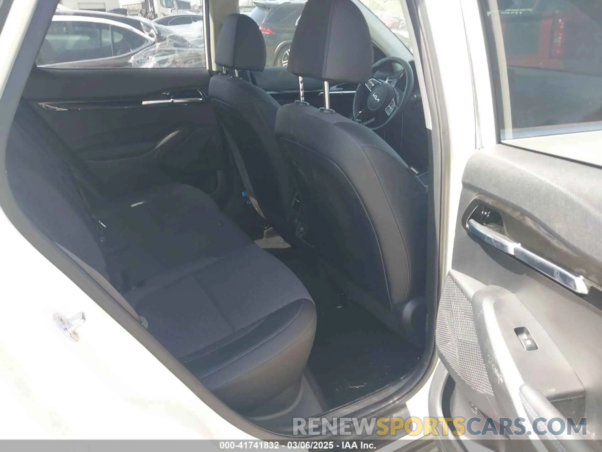 8 Фотография поврежденного автомобиля KNDEUCA21P7402056 KIA SELTOS 2023