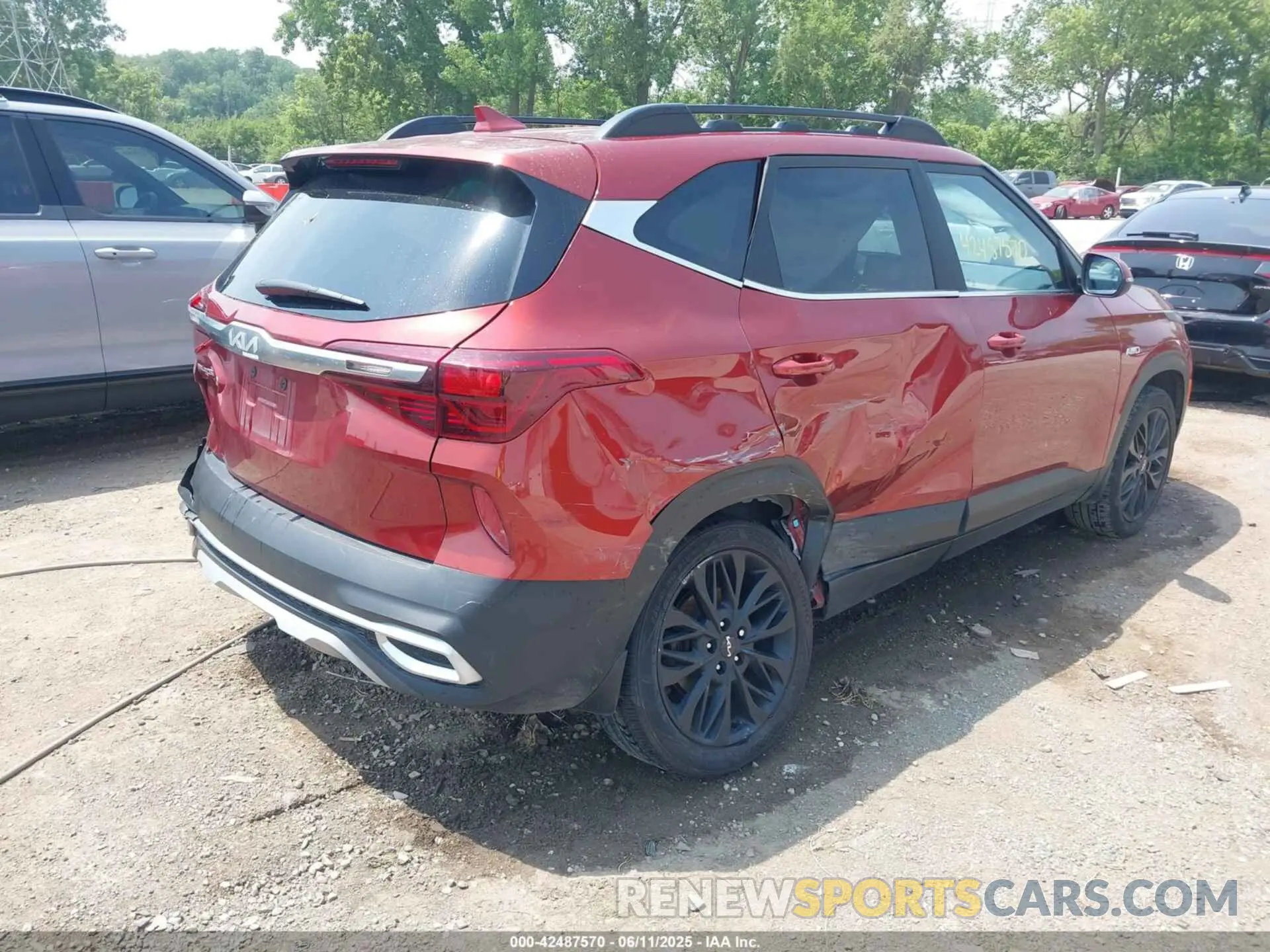 4 Photograph of a damaged car KNDEUCA21P7418631 KIA SELTOS 2023