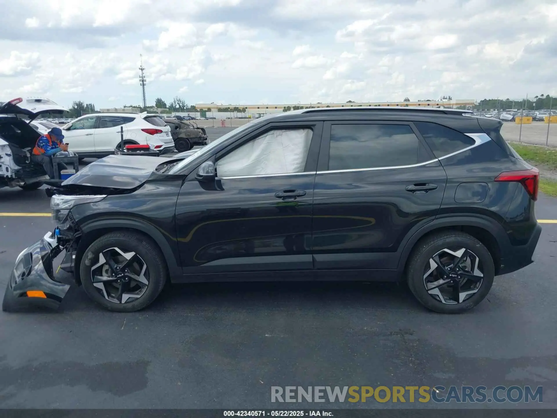 14 Photograph of a damaged car KNDER2AA8R7636670 KIA SELTOS 2024