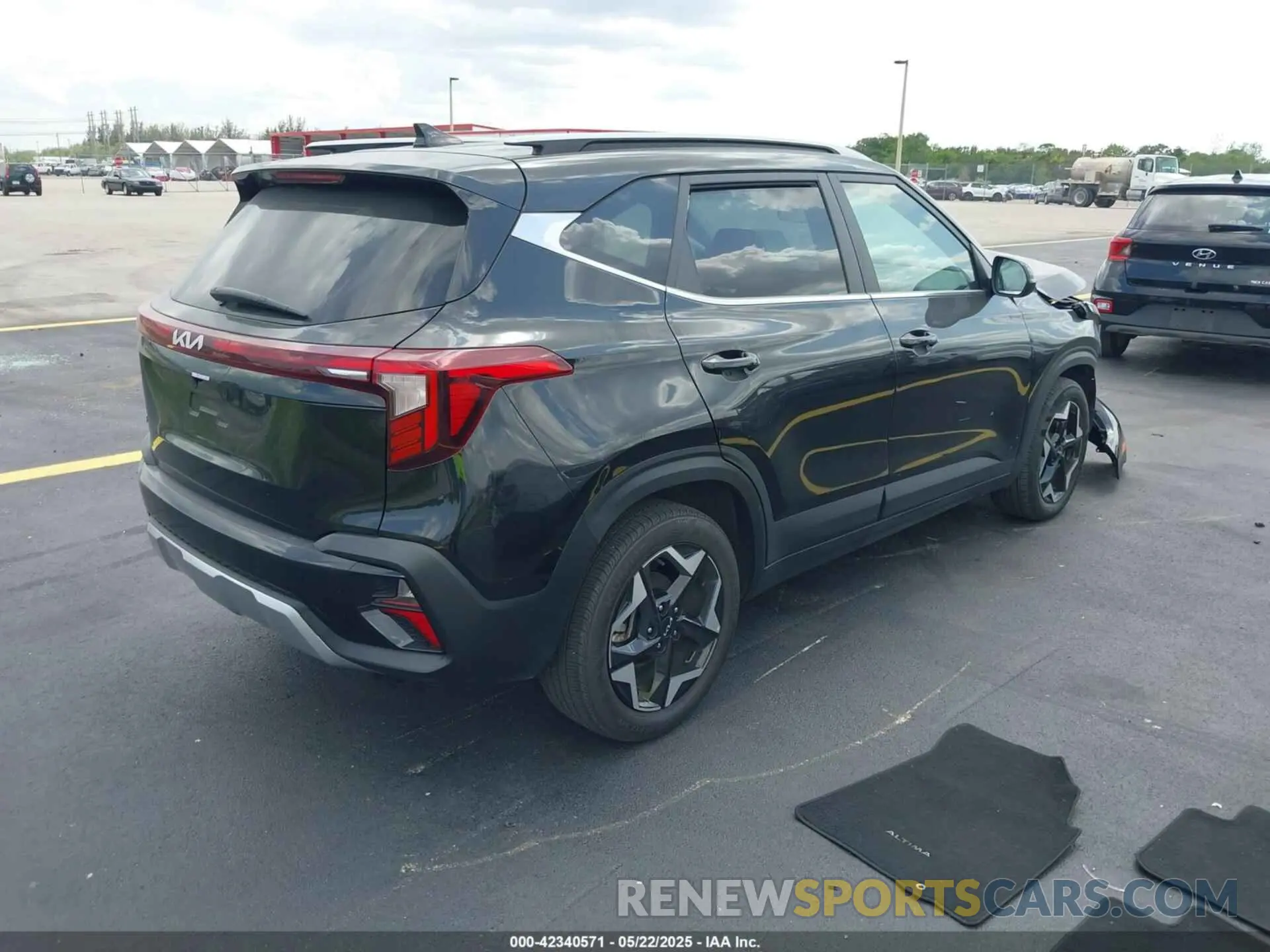 4 Photograph of a damaged car KNDER2AA8R7636670 KIA SELTOS 2024