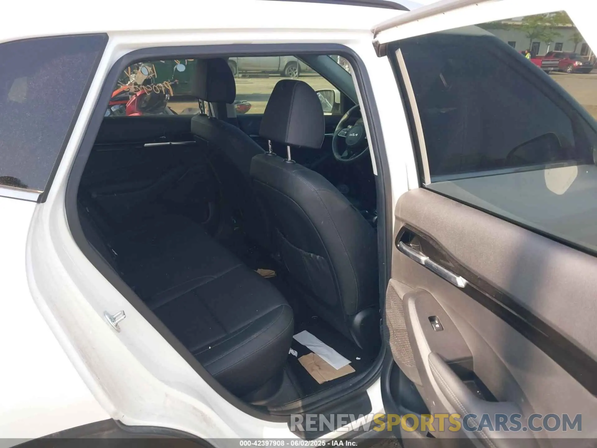 8 Photograph of a damaged car KNDERCAA2R7551667 KIA SELTOS 2024