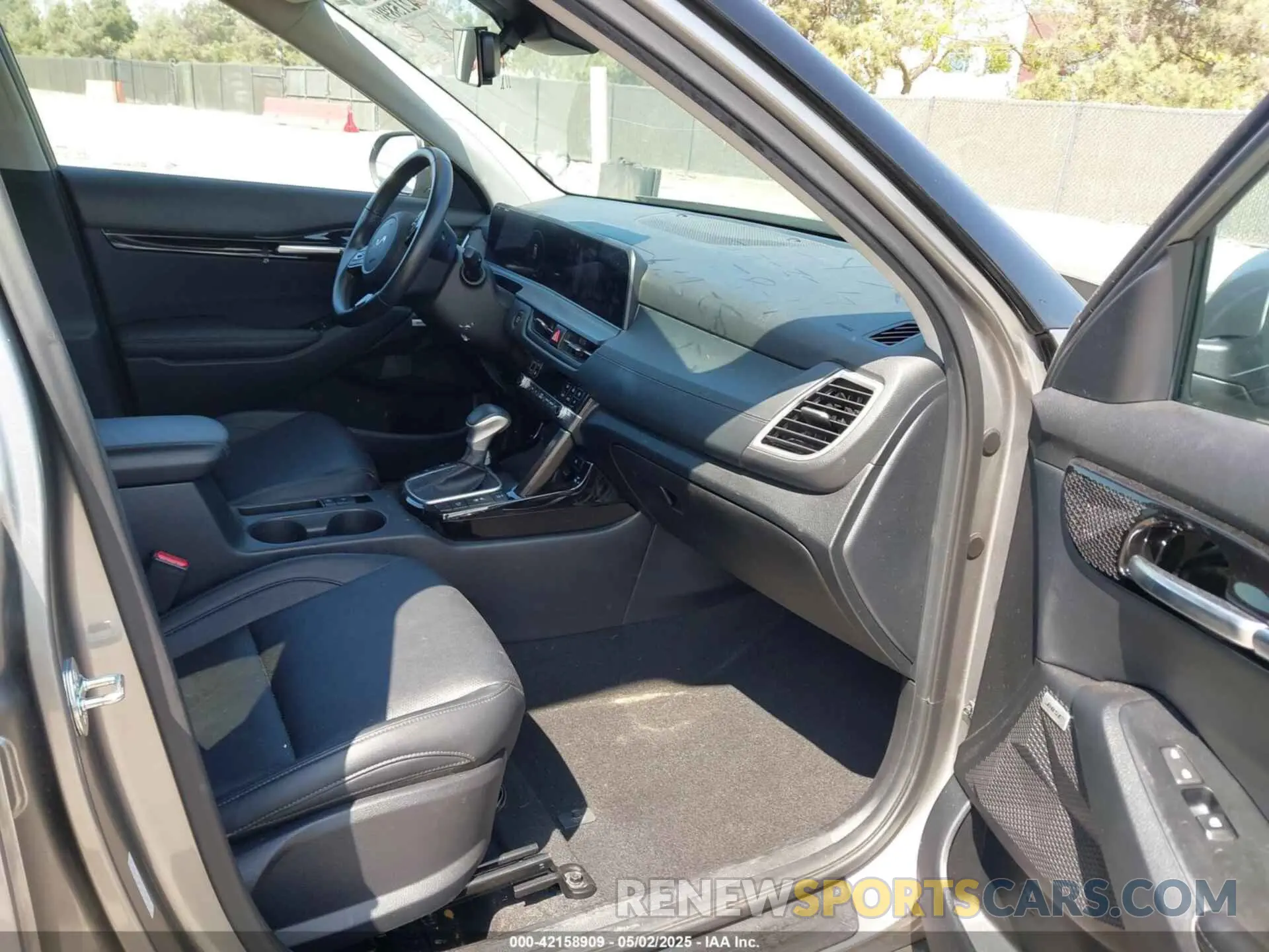 5 Photograph of a damaged car KNDETCA73R7484468 KIA SELTOS 2024