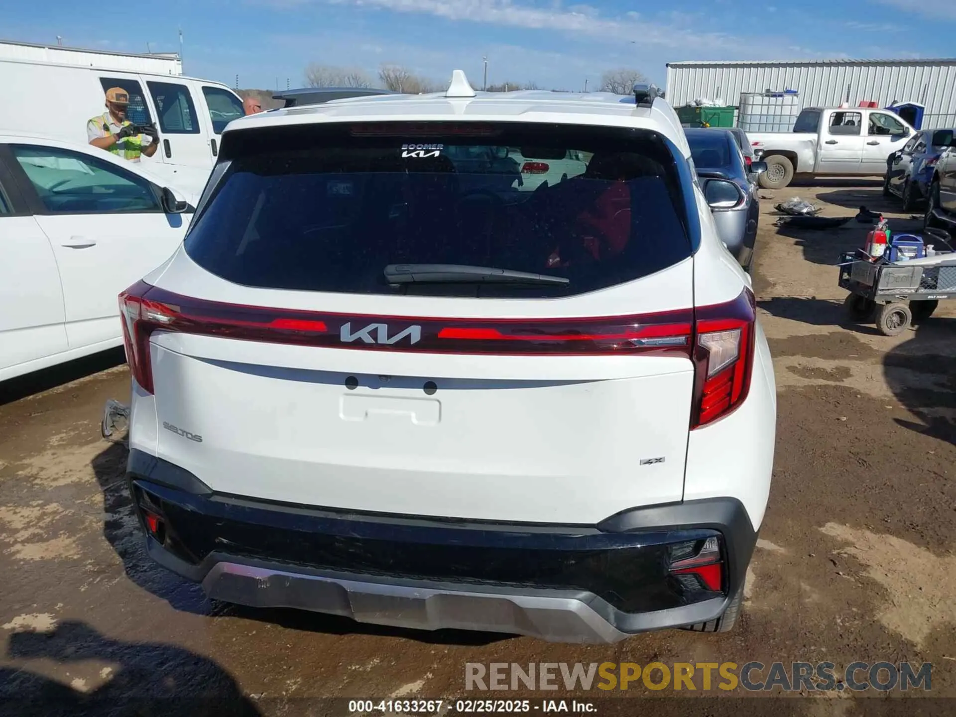 17 Photograph of a damaged car KNDETCA73R7581184 KIA SELTOS 2024