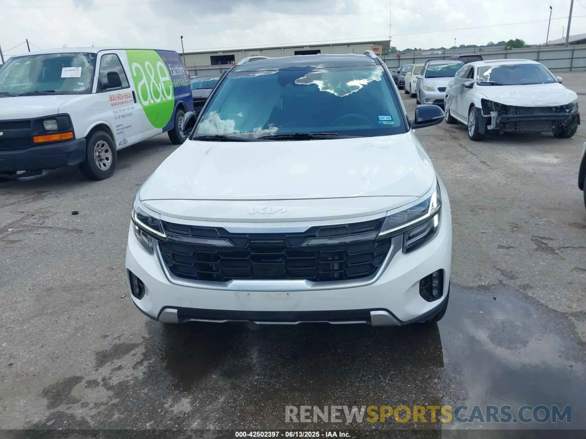 12 Фотография поврежденного автомобиля KNDETCA78R7600389 KIA SELTOS 2024