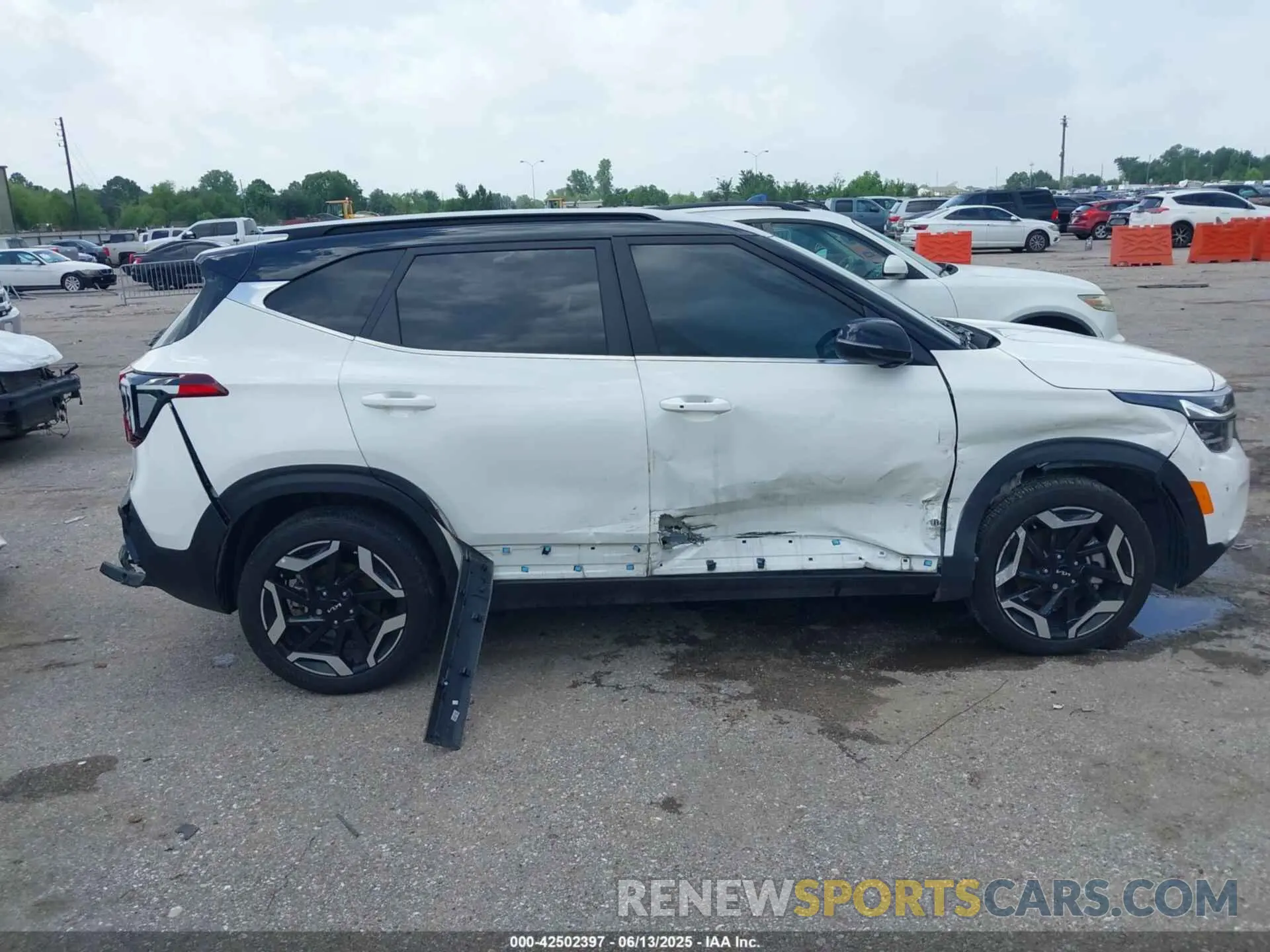 13 Фотография поврежденного автомобиля KNDETCA78R7600389 KIA SELTOS 2024