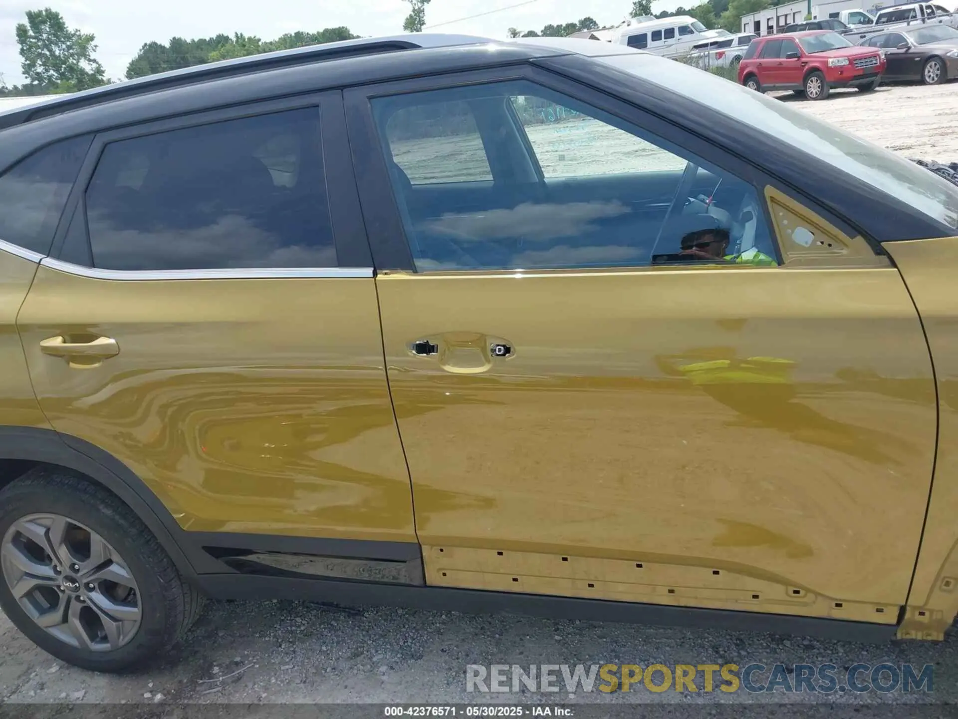 14 Photograph of a damaged car KNDEU2AA2R7553721 KIA SELTOS 2024