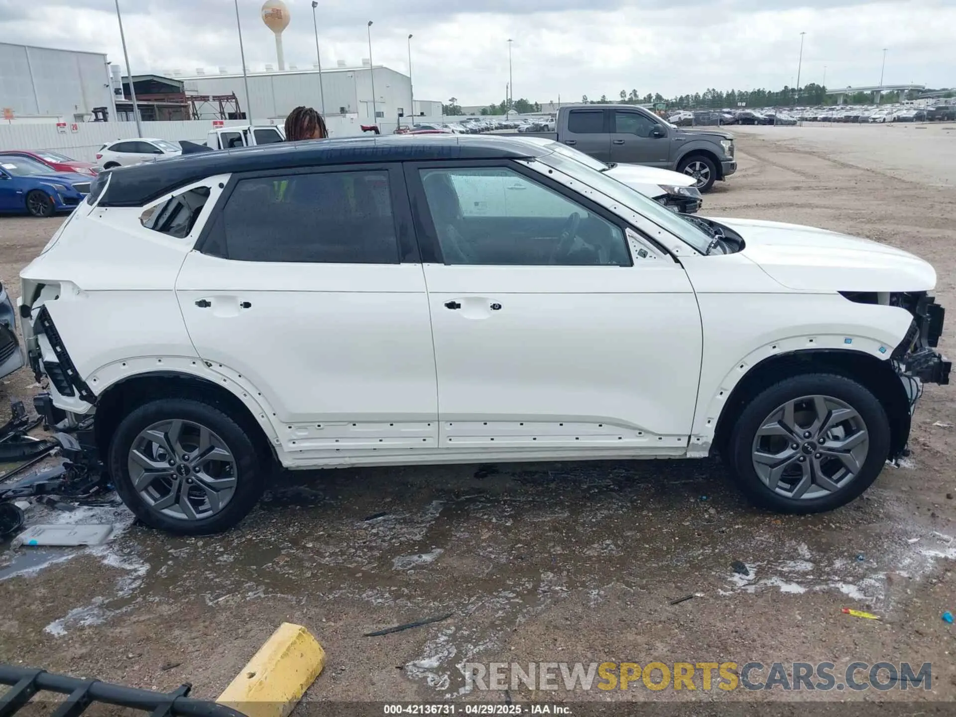14 Photograph of a damaged car KNDEU2AA9R7665996 KIA SELTOS 2024