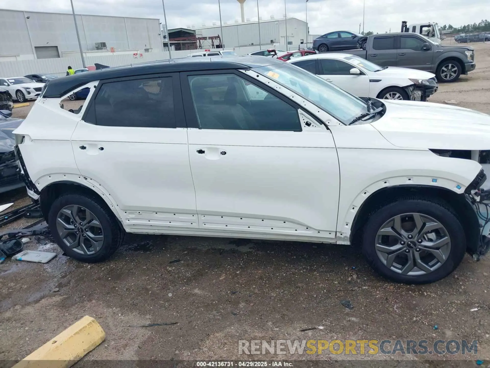 21 Photograph of a damaged car KNDEU2AA9R7665996 KIA SELTOS 2024