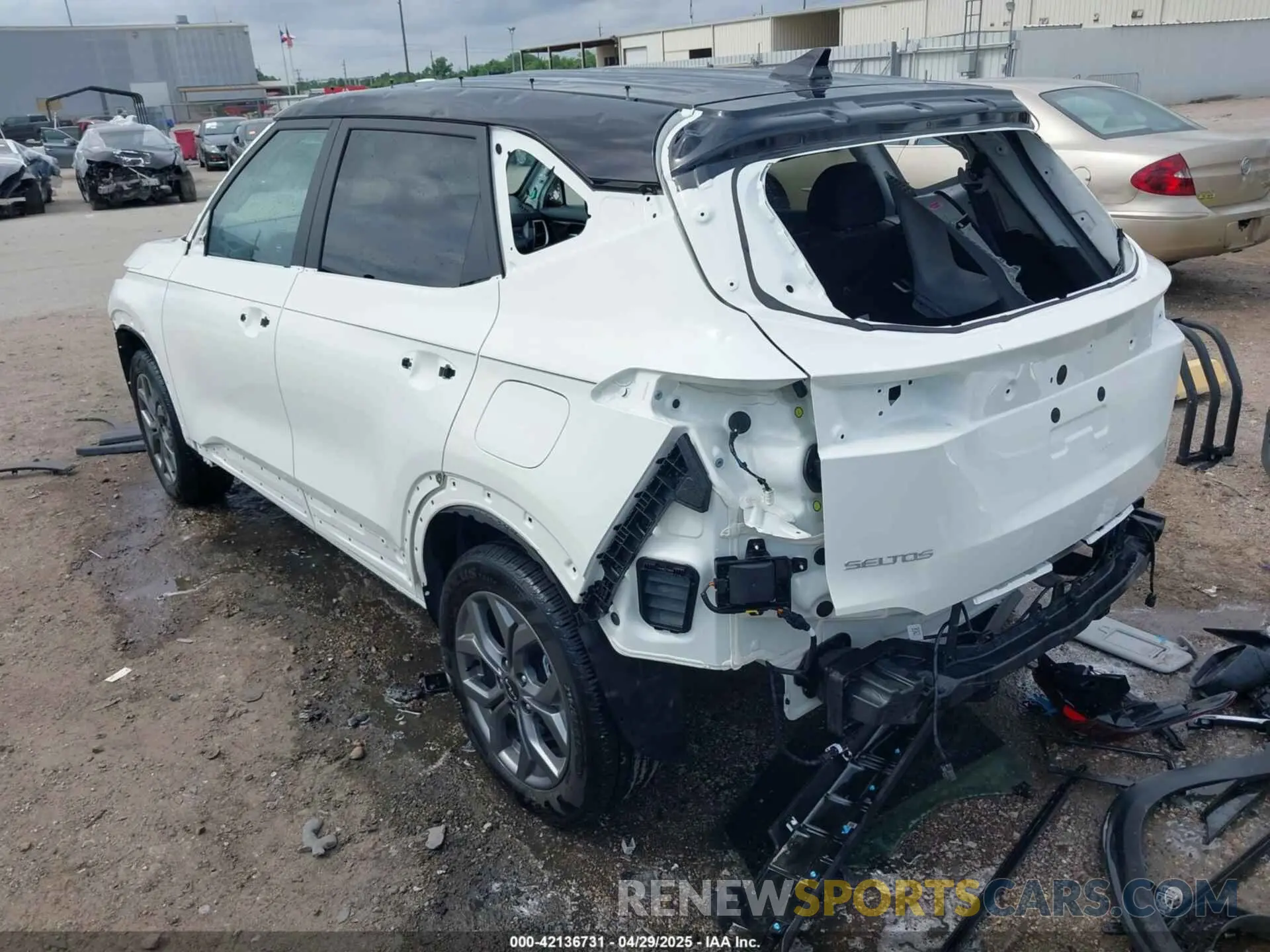 3 Photograph of a damaged car KNDEU2AA9R7665996 KIA SELTOS 2024