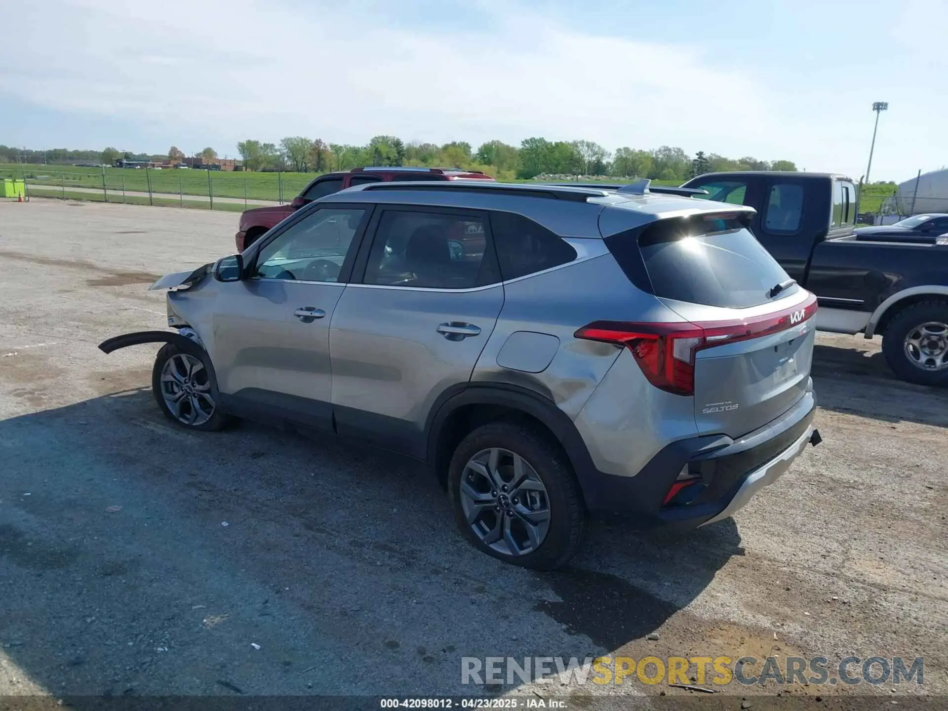 3 Фотография поврежденного автомобиля KNDEUCAA0R7625439 KIA SELTOS 2024