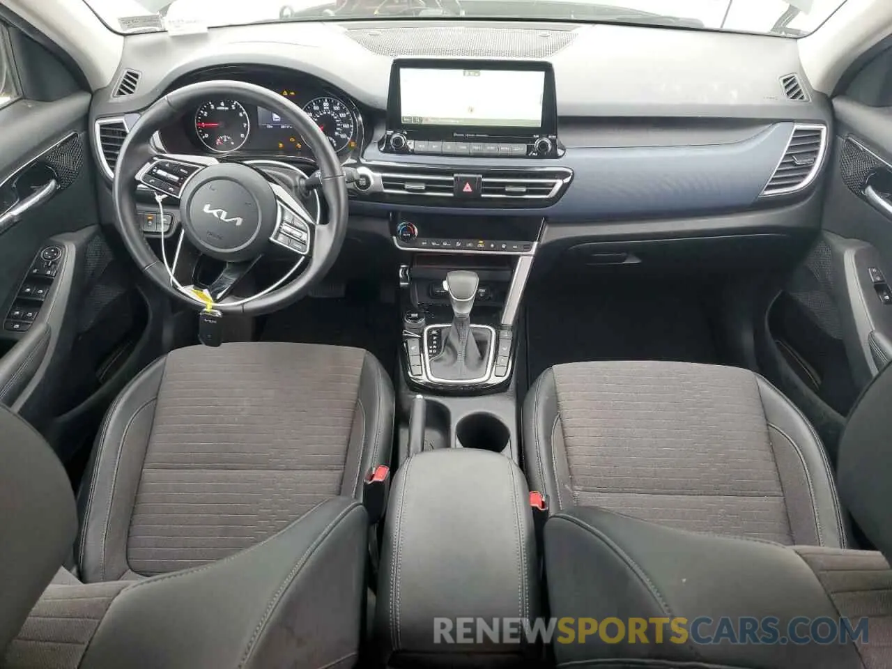 8 Фотография поврежденного автомобиля KNDEUCA2XN7321862 KIA SELTOS NIG 2022