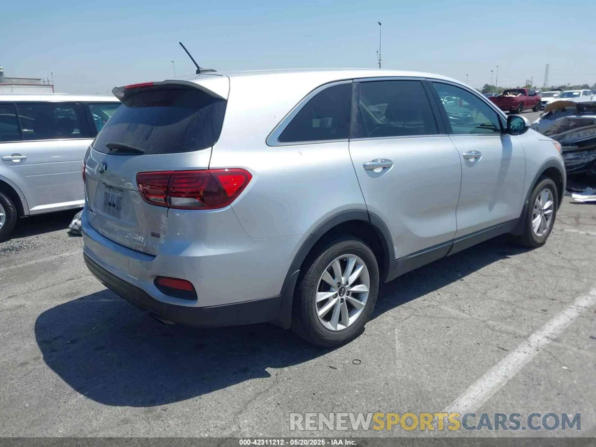 4 Photograph of a damaged car 5XYPG4A30KG476739 KIA SORENTO 2019