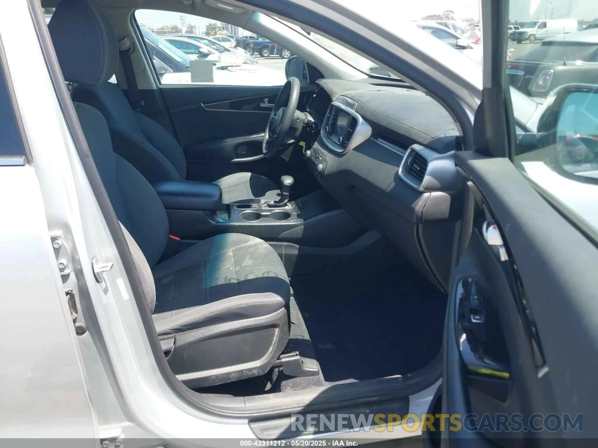 5 Photograph of a damaged car 5XYPG4A30KG476739 KIA SORENTO 2019