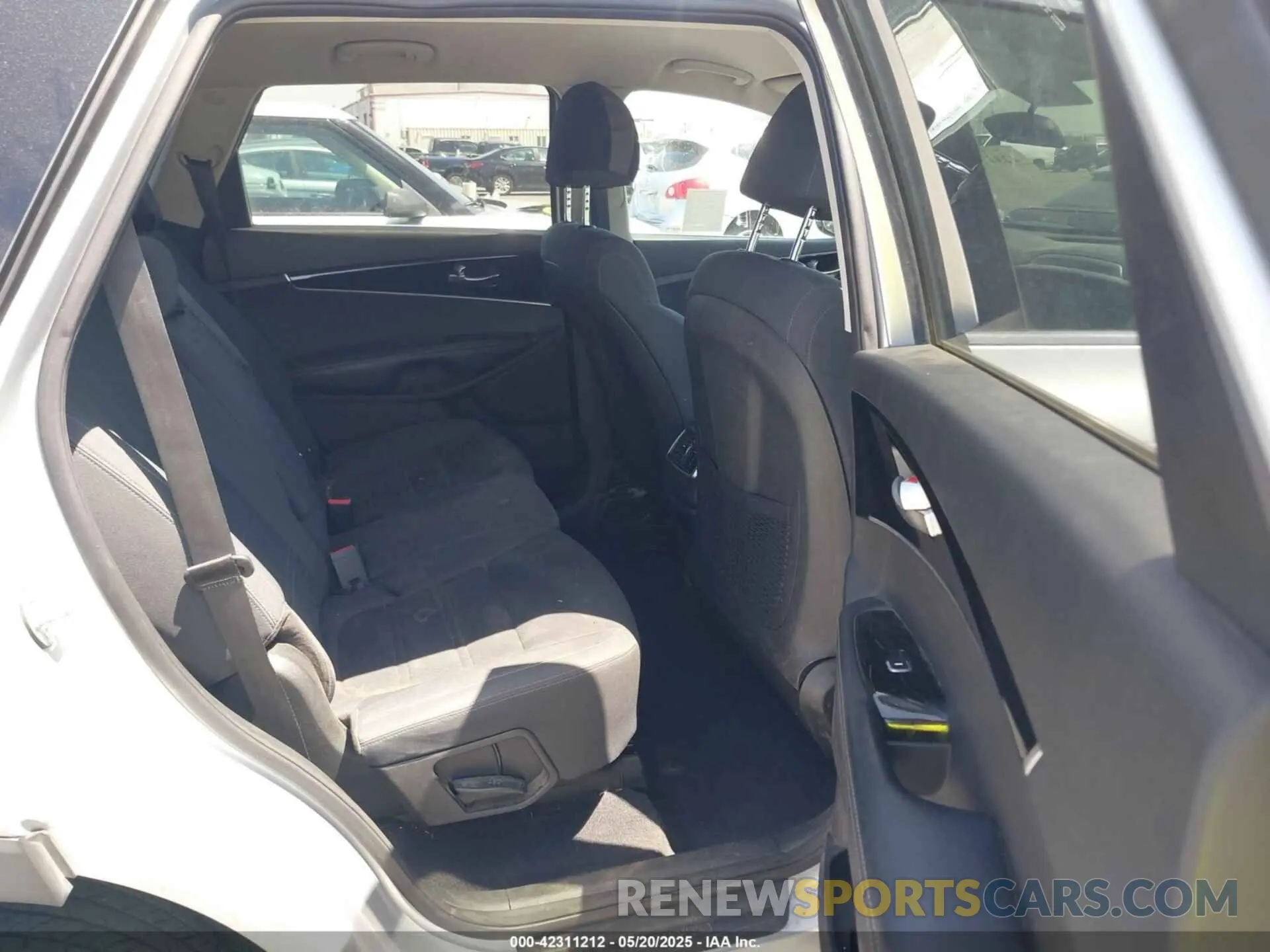 8 Photograph of a damaged car 5XYPG4A30KG476739 KIA SORENTO 2019