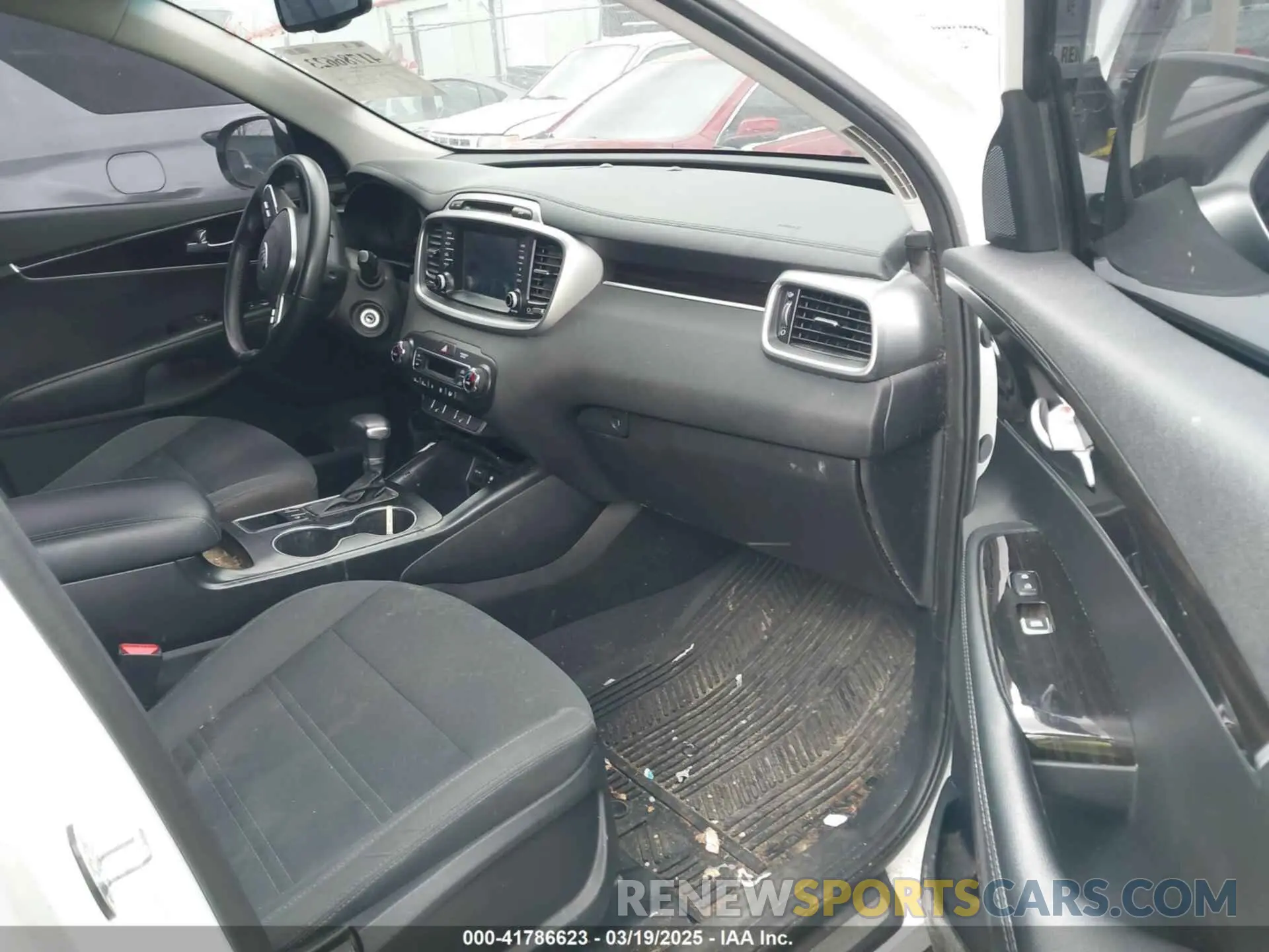 5 Photograph of a damaged car 5XYPG4A30KG524272 KIA SORENTO 2019