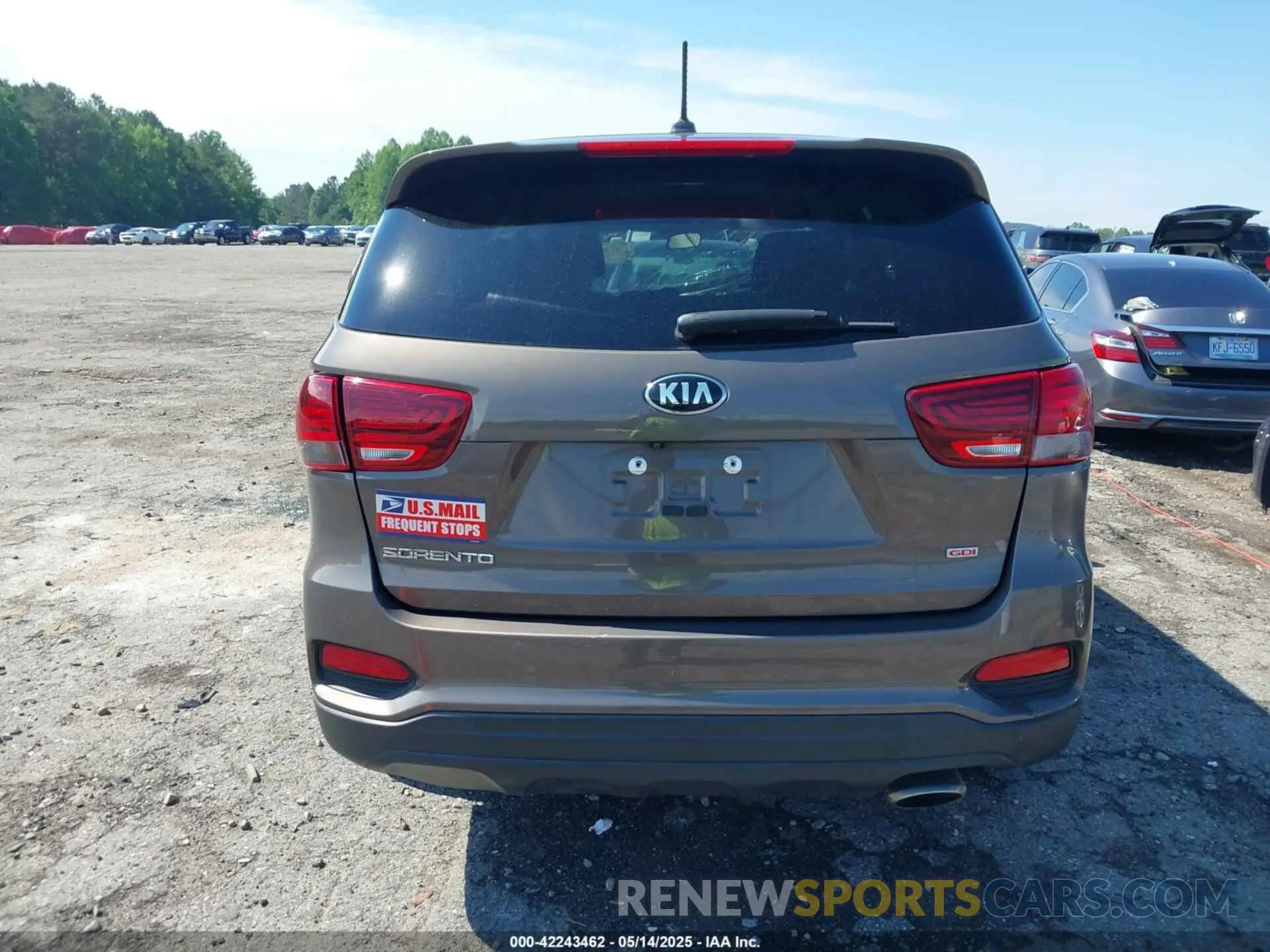 17 Photograph of a damaged car 5XYPG4A30KG567882 KIA SORENTO 2019
