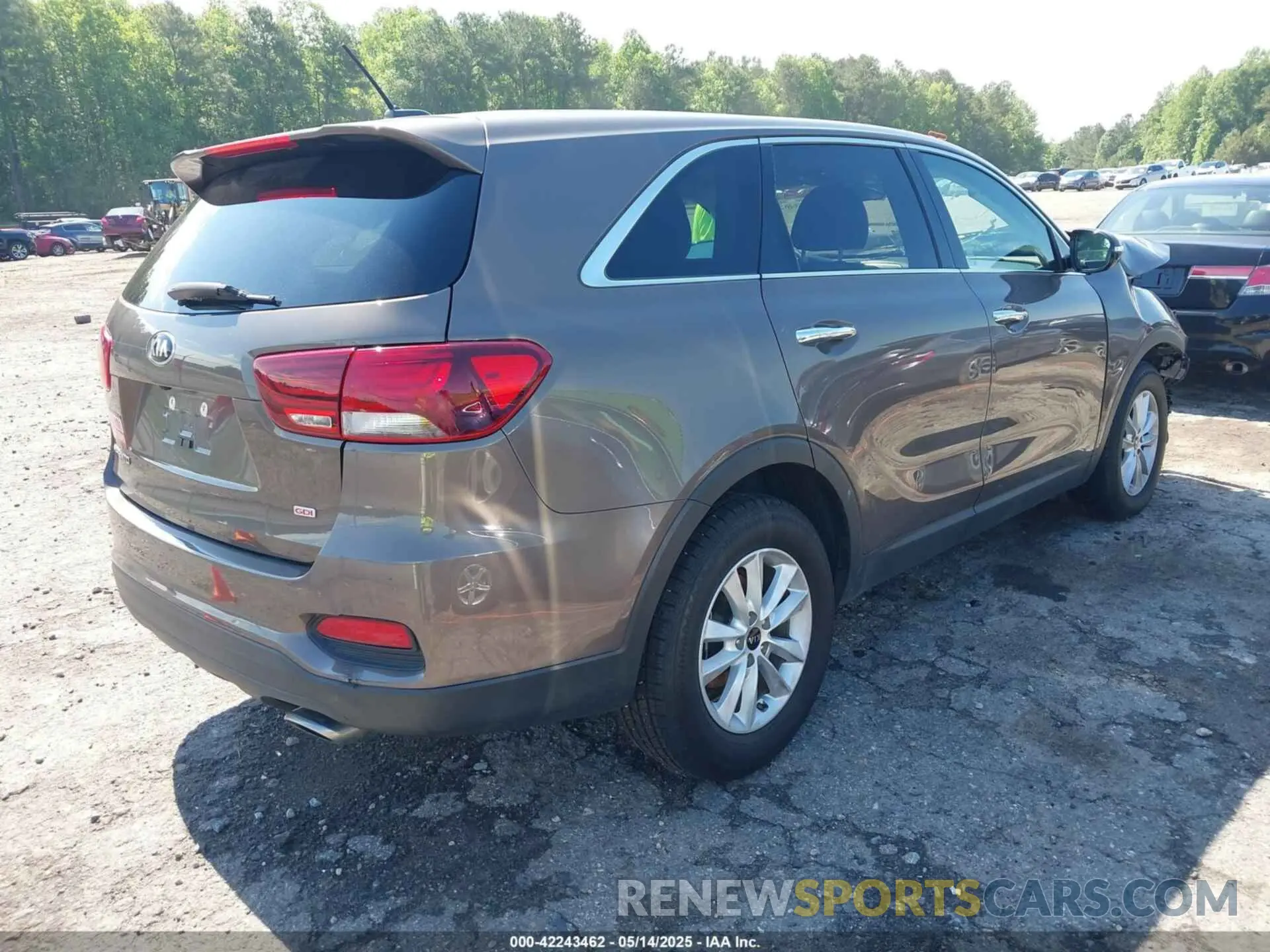 4 Photograph of a damaged car 5XYPG4A30KG567882 KIA SORENTO 2019