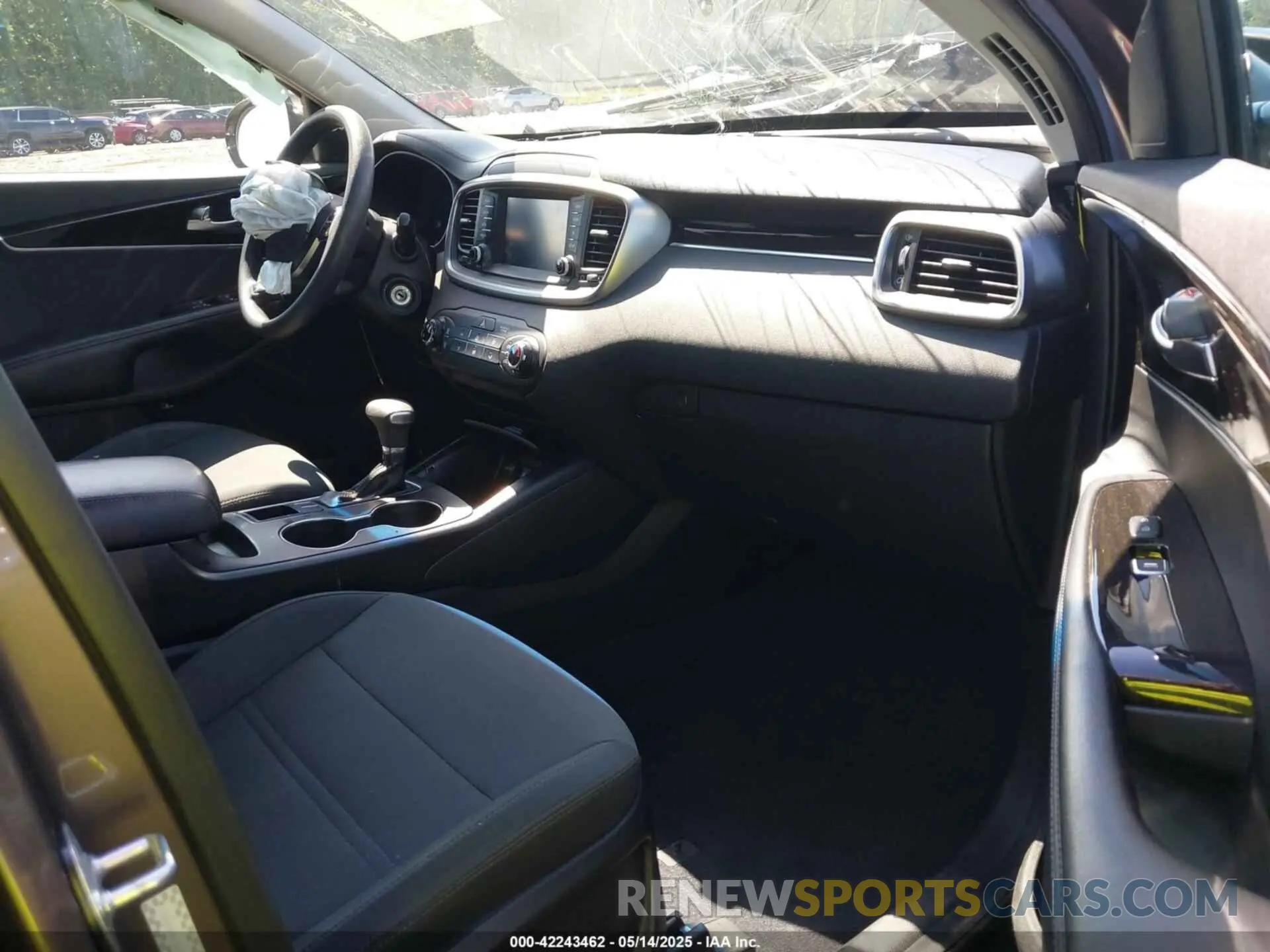 5 Photograph of a damaged car 5XYPG4A30KG567882 KIA SORENTO 2019