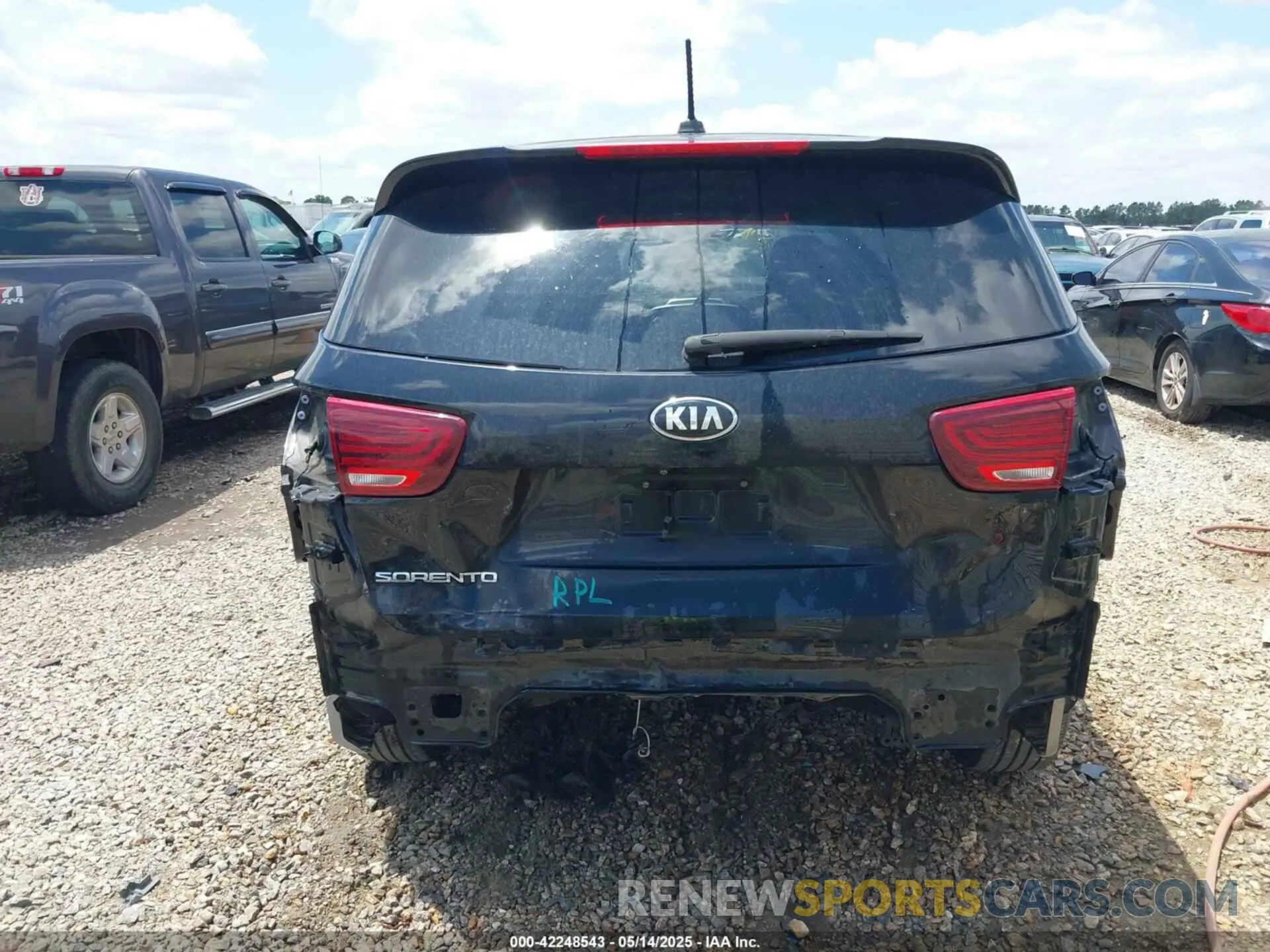 17 Photograph of a damaged car 5XYPG4A30KG582060 KIA SORENTO 2019