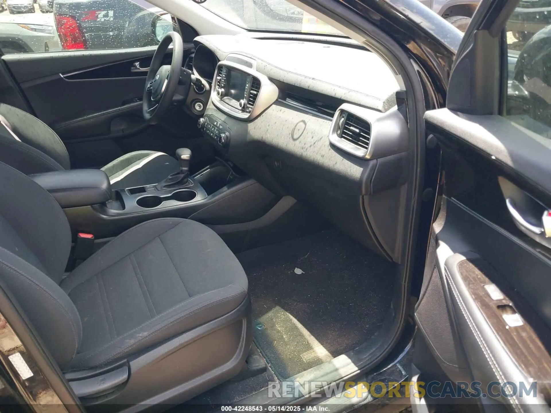 5 Photograph of a damaged car 5XYPG4A30KG582060 KIA SORENTO 2019