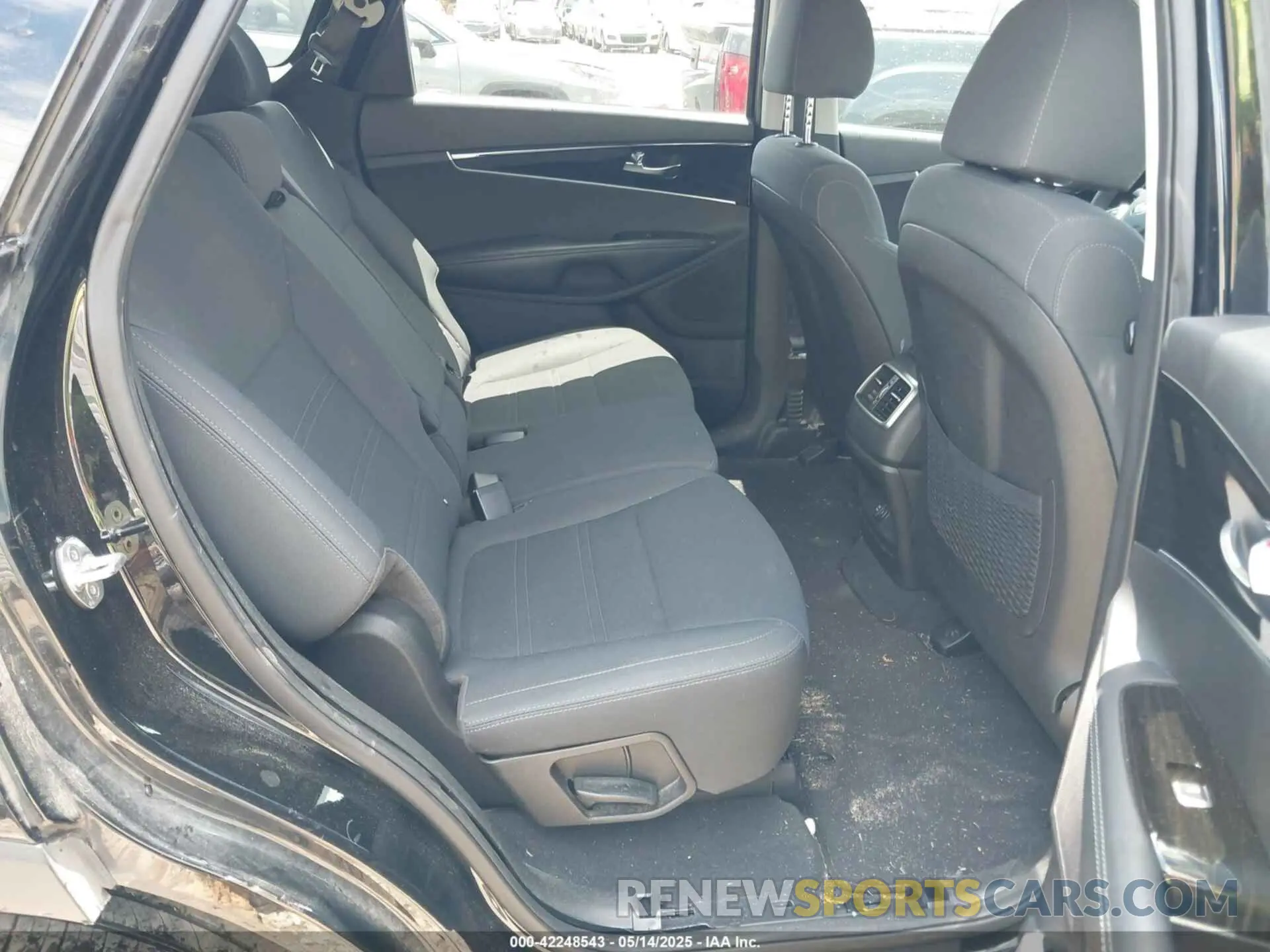 8 Photograph of a damaged car 5XYPG4A30KG582060 KIA SORENTO 2019