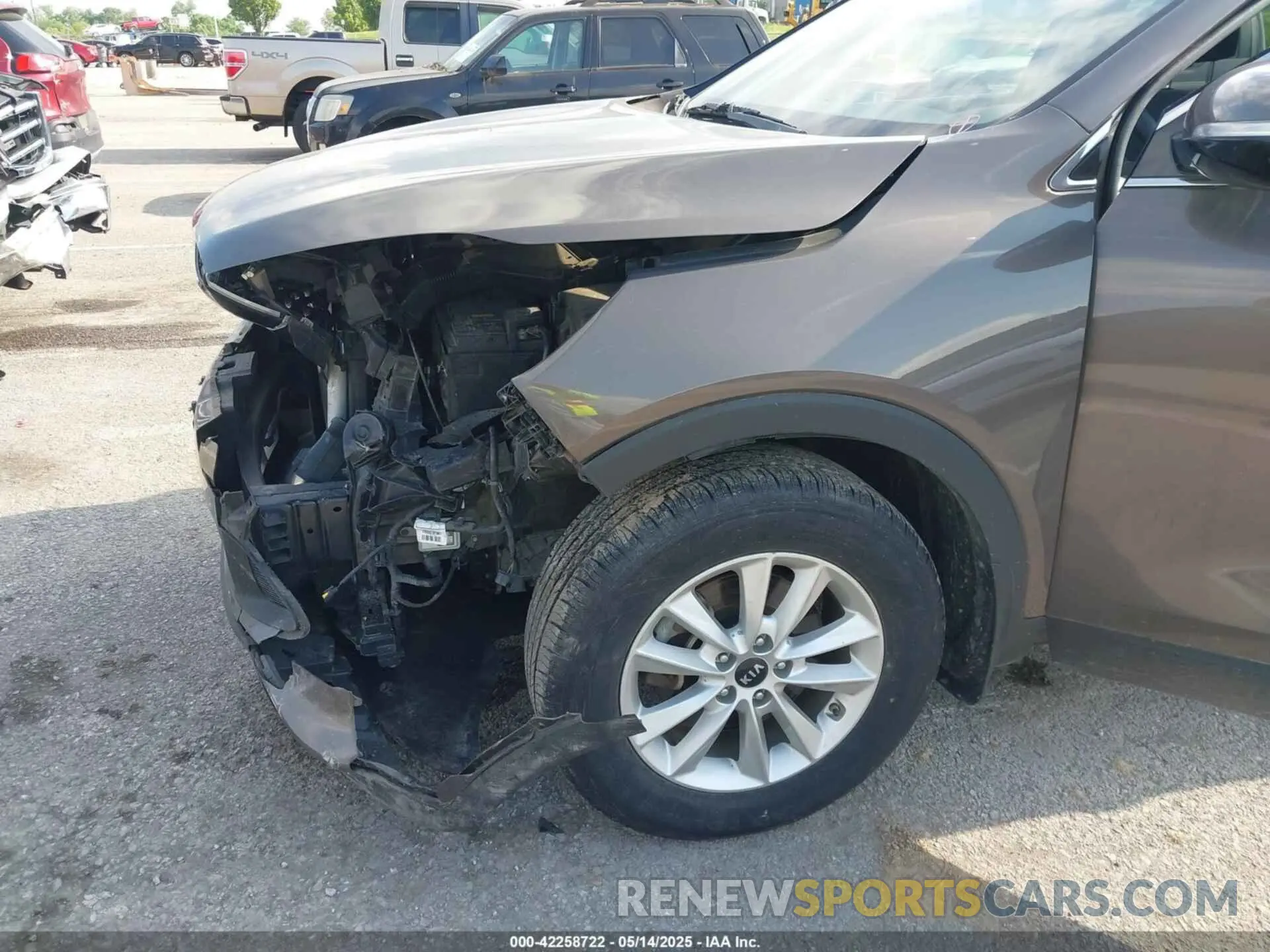 18 Photograph of a damaged car 5XYPG4A31KG449825 KIA SORENTO 2019