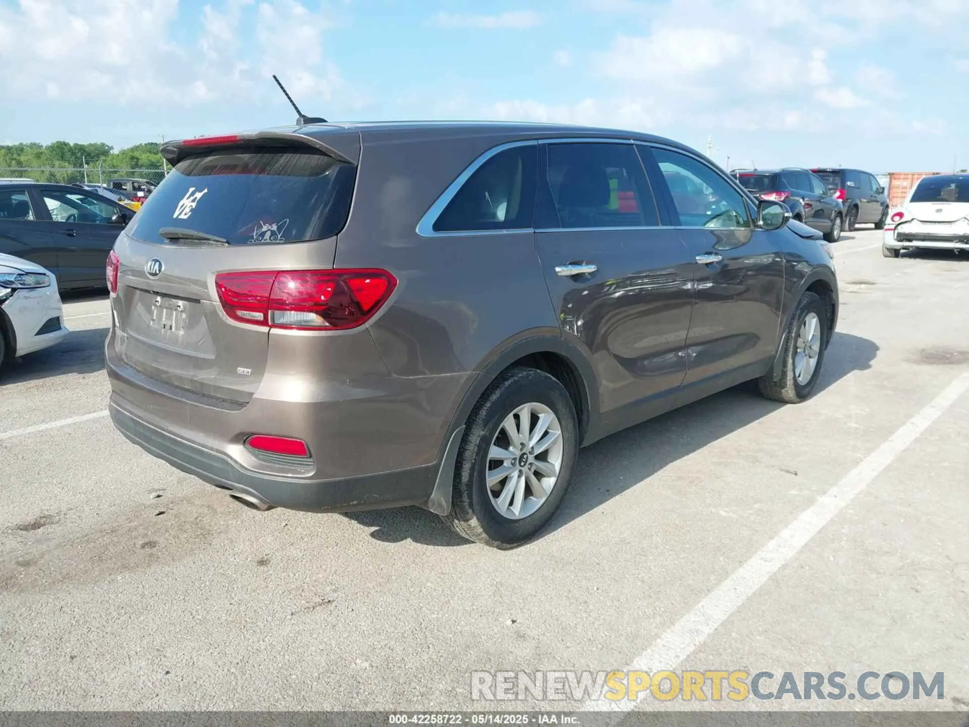 4 Photograph of a damaged car 5XYPG4A31KG449825 KIA SORENTO 2019