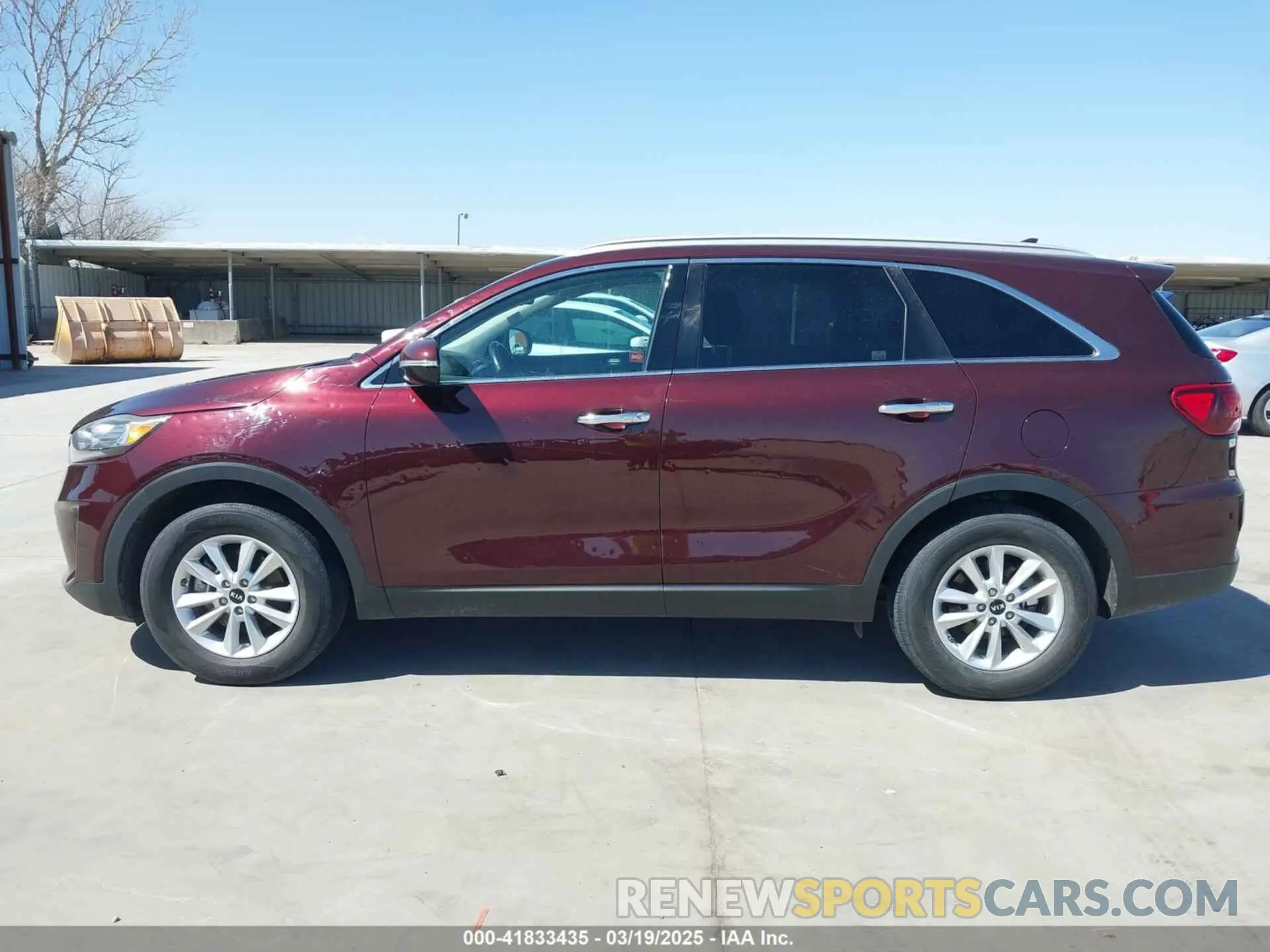 14 Photograph of a damaged car 5XYPG4A32KG568841 KIA SORENTO 2019