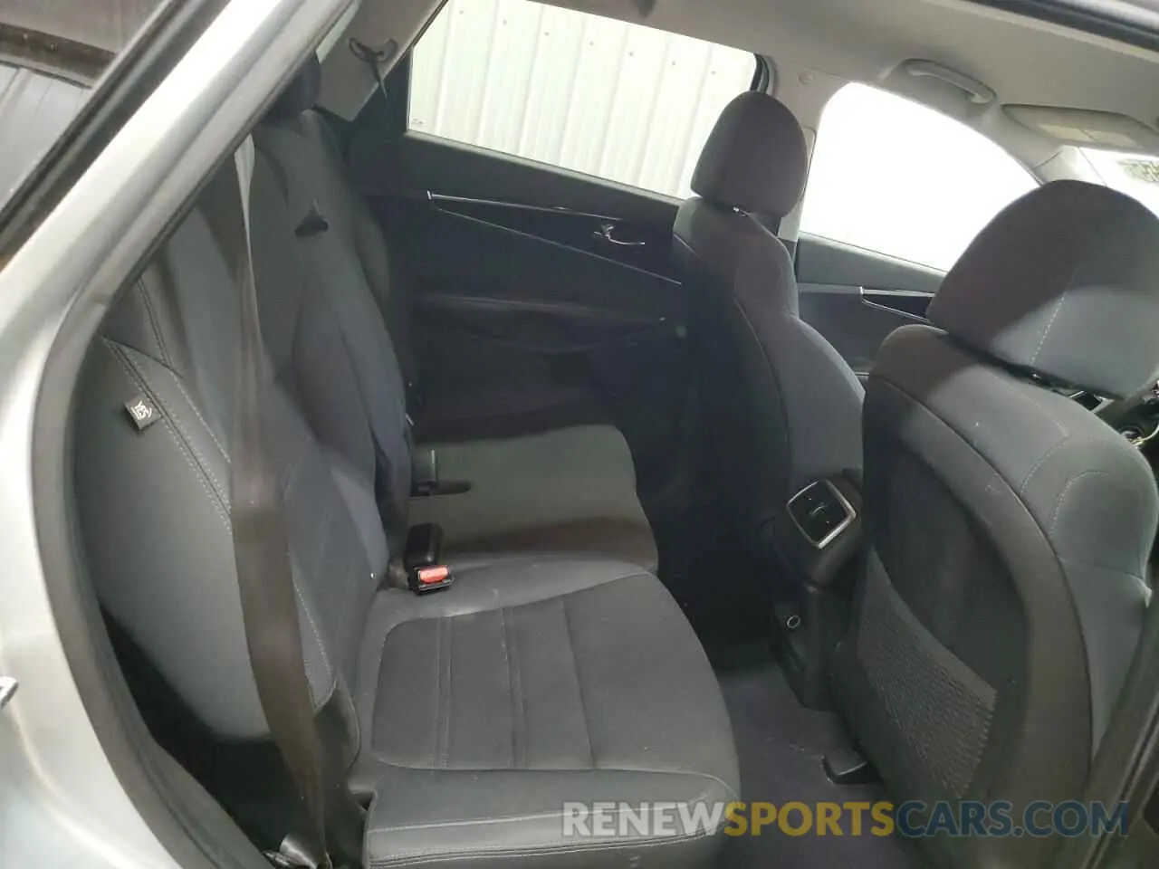 11 Photograph of a damaged car 5XYPG4A32KG583114 KIA SORENTO 2019