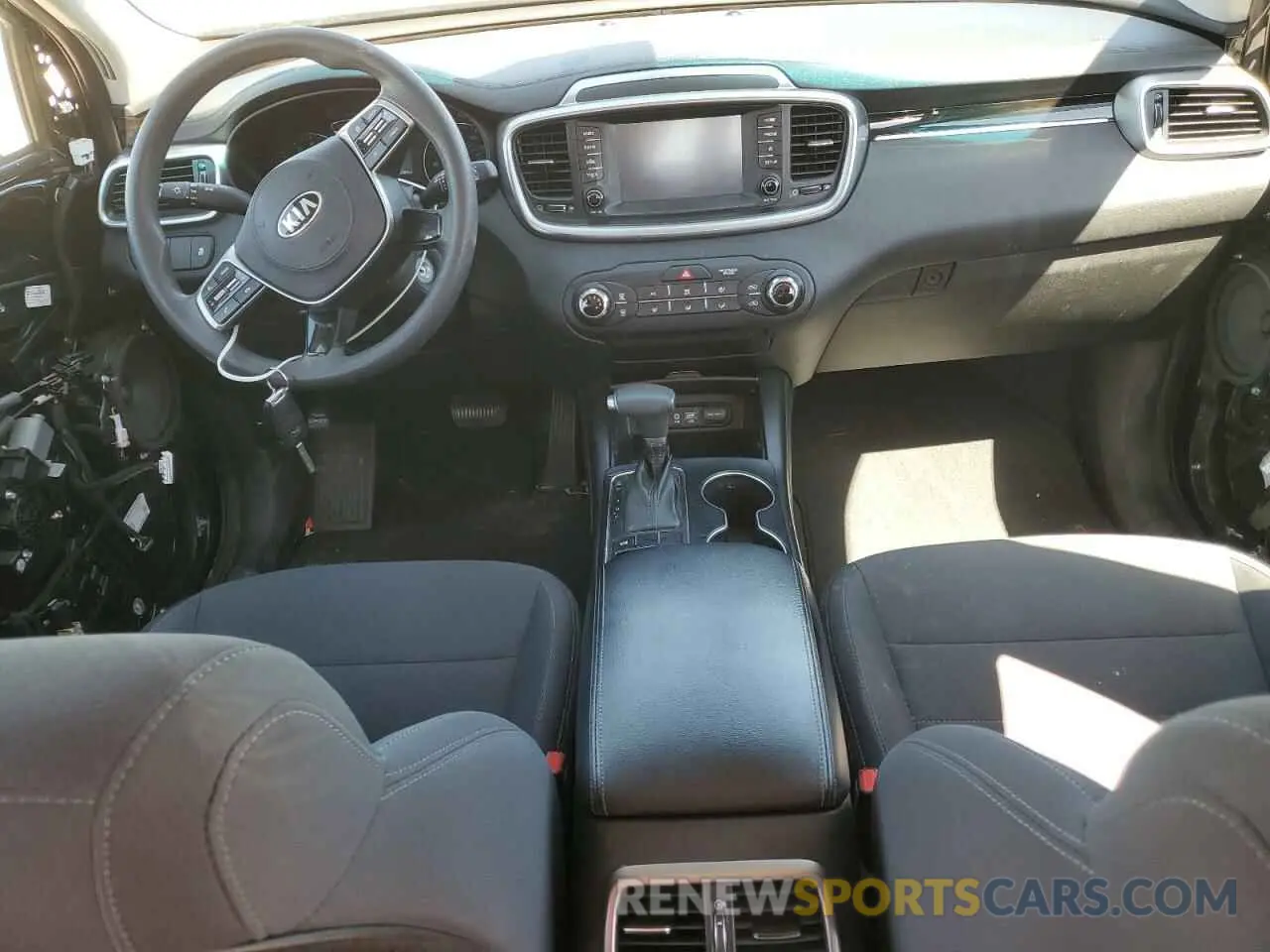 8 Photograph of a damaged car 5XYPG4A33KG582537 KIA SORENTO 2019