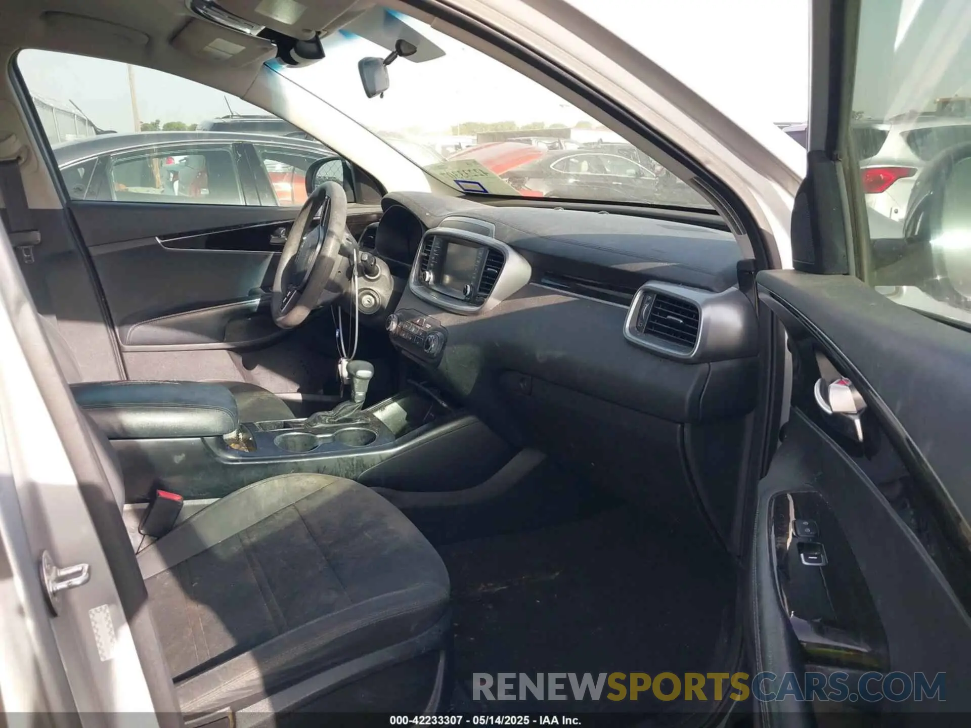 5 Photograph of a damaged car 5XYPG4A33KG582599 KIA SORENTO 2019