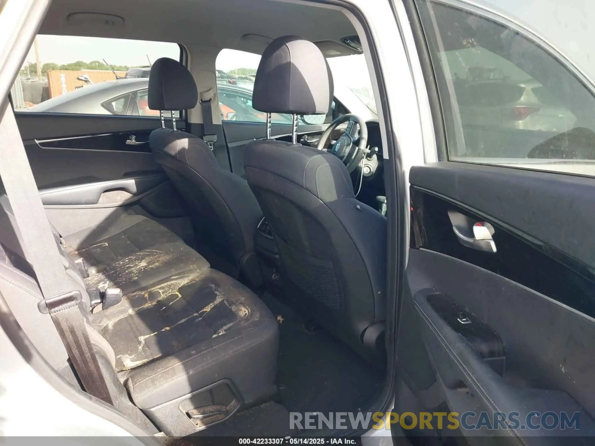 8 Photograph of a damaged car 5XYPG4A33KG582599 KIA SORENTO 2019