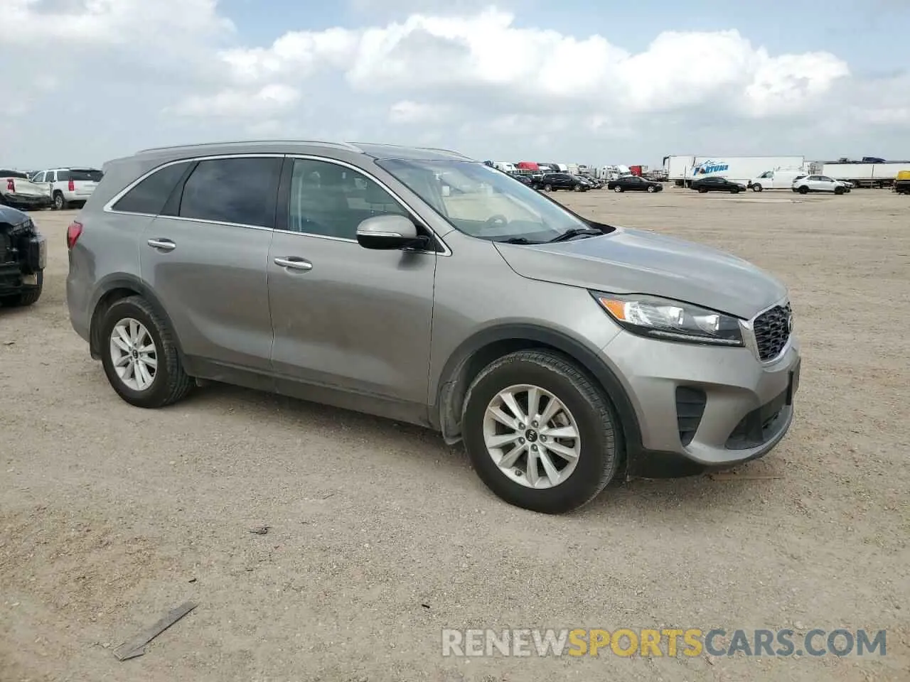 4 Photograph of a damaged car 5XYPG4A34KG534917 KIA SORENTO 2019
