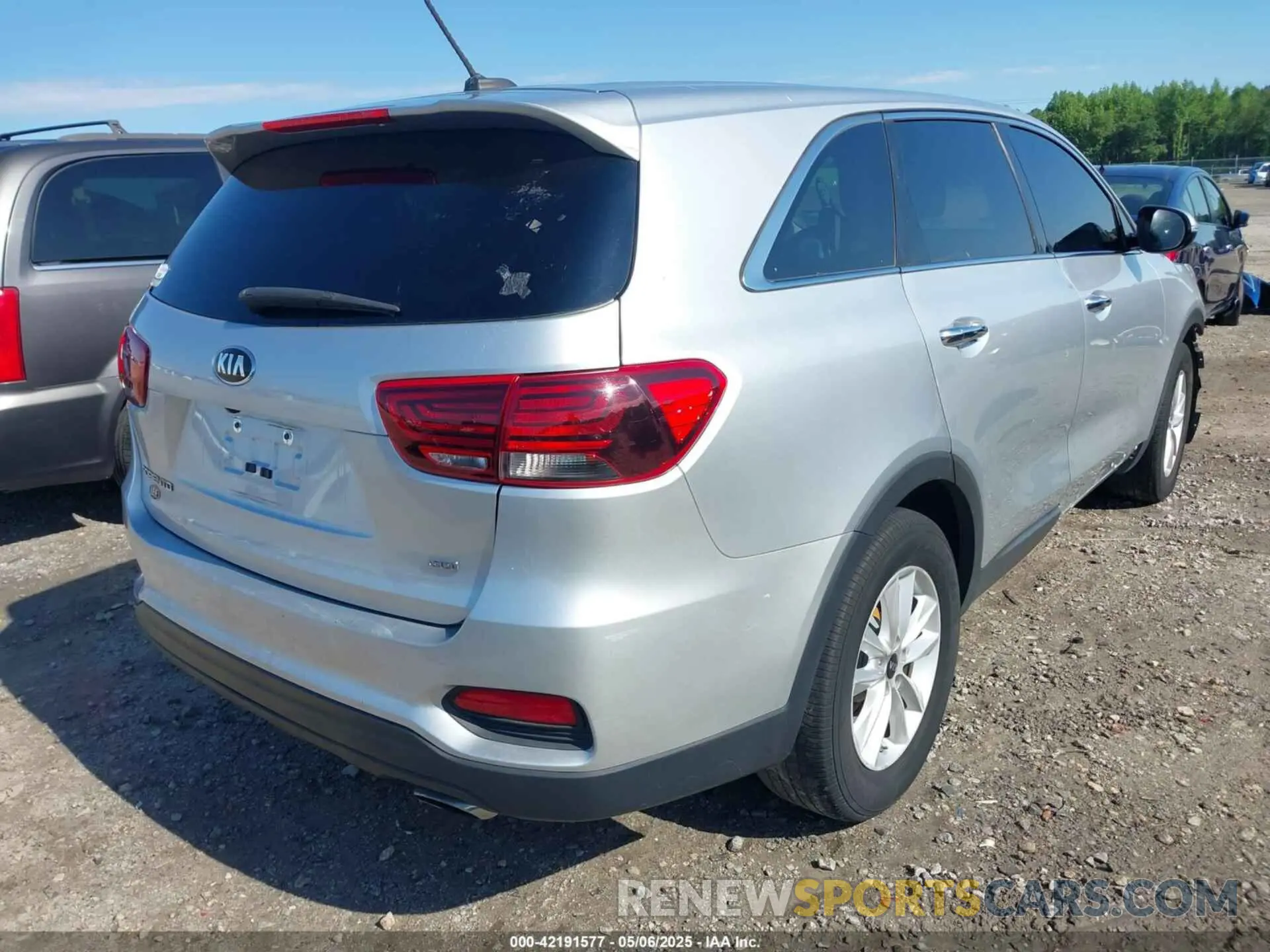 4 Photograph of a damaged car 5XYPG4A34KG574303 KIA SORENTO 2019