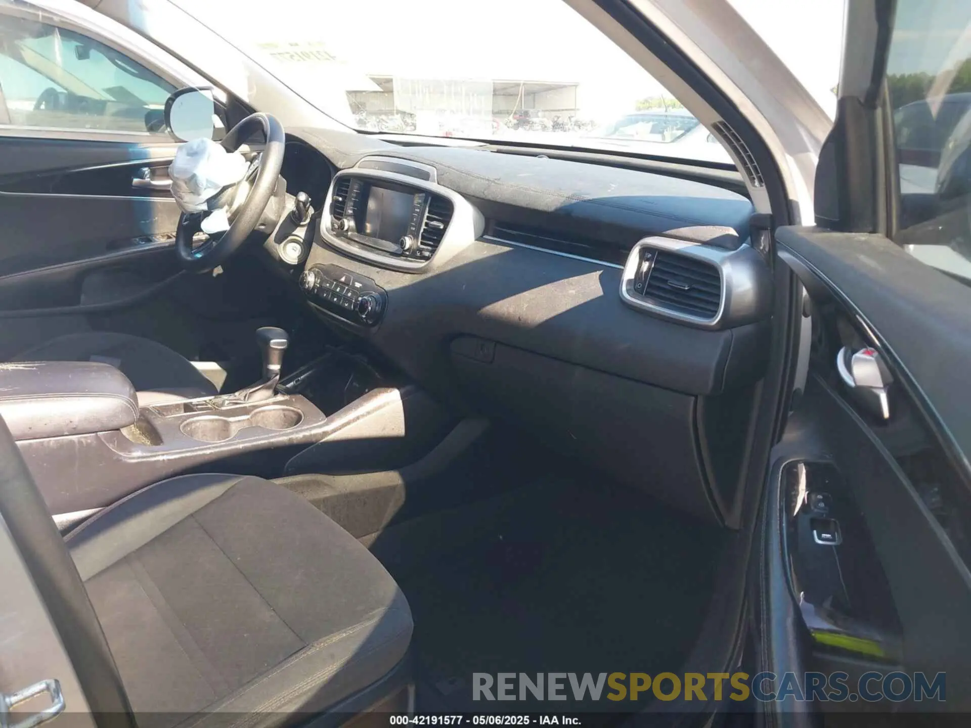 5 Photograph of a damaged car 5XYPG4A34KG574303 KIA SORENTO 2019