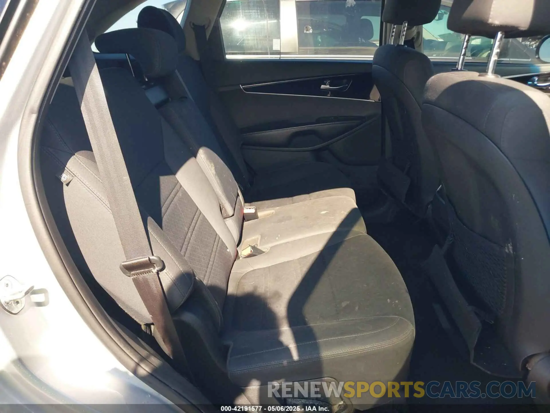 8 Photograph of a damaged car 5XYPG4A34KG574303 KIA SORENTO 2019