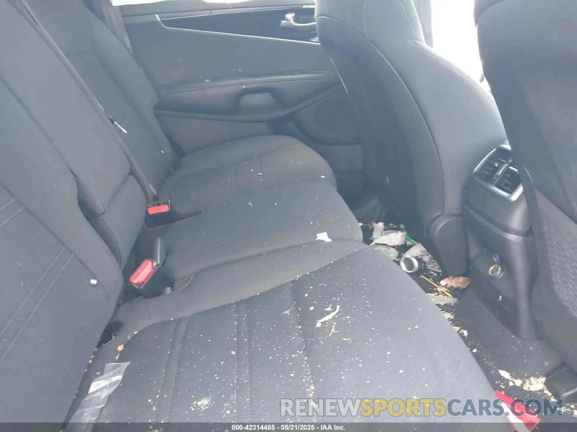 8 Photograph of a damaged car 5XYPG4A34KG598987 KIA SORENTO 2019
