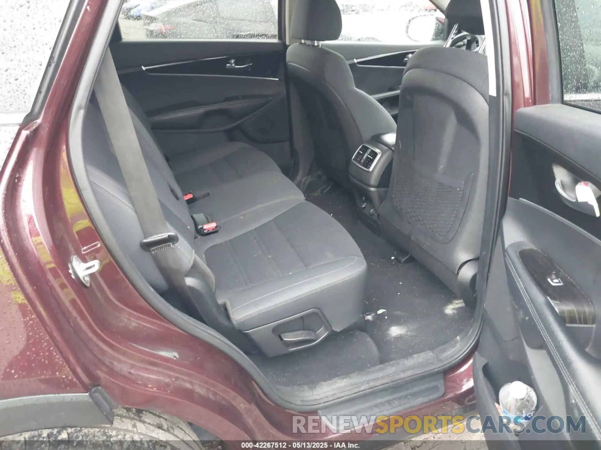8 Photograph of a damaged car 5XYPG4A35KG576058 KIA SORENTO 2019