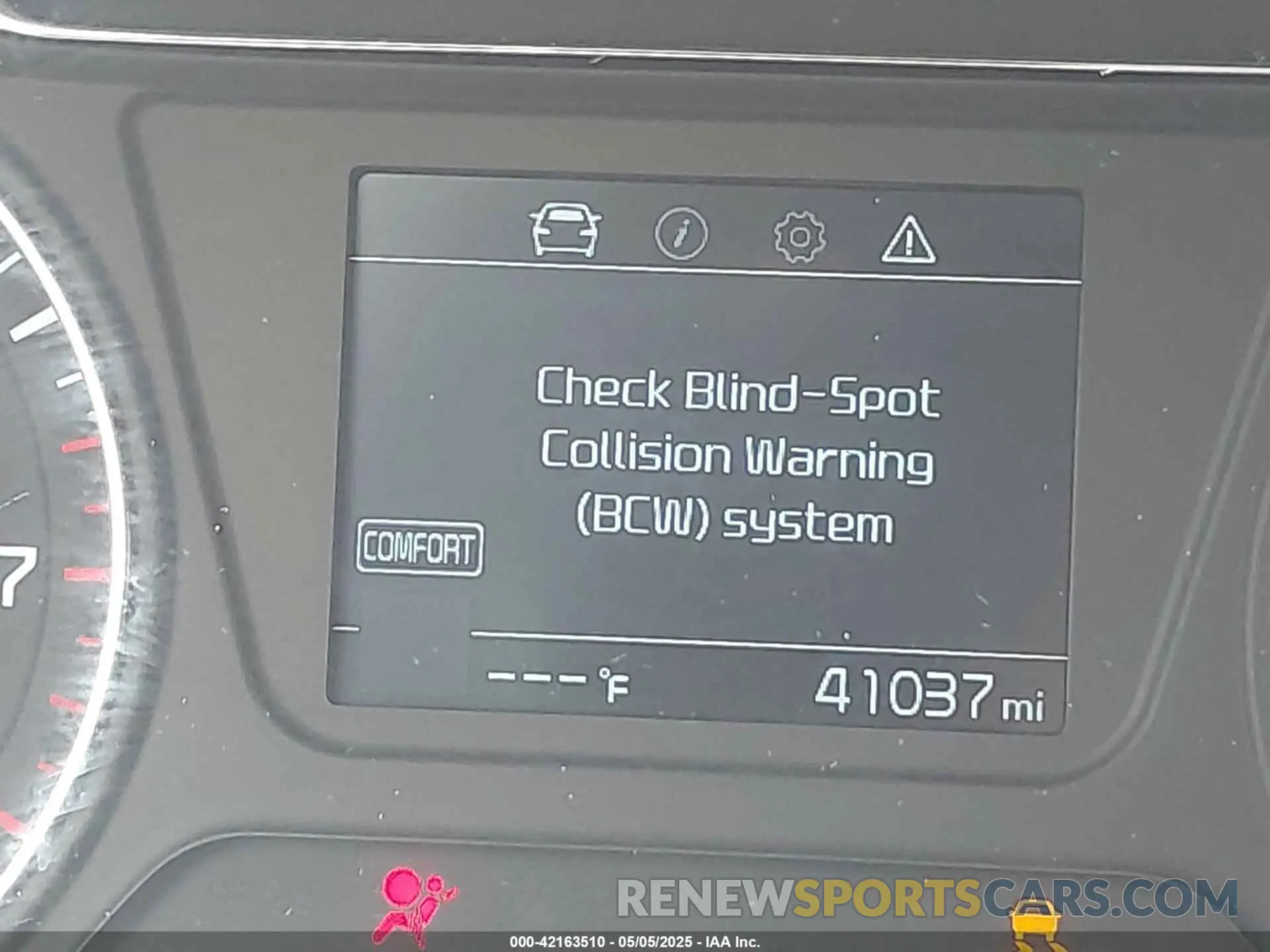 16 Photograph of a damaged car 5XYPG4A35KG576447 KIA SORENTO 2019