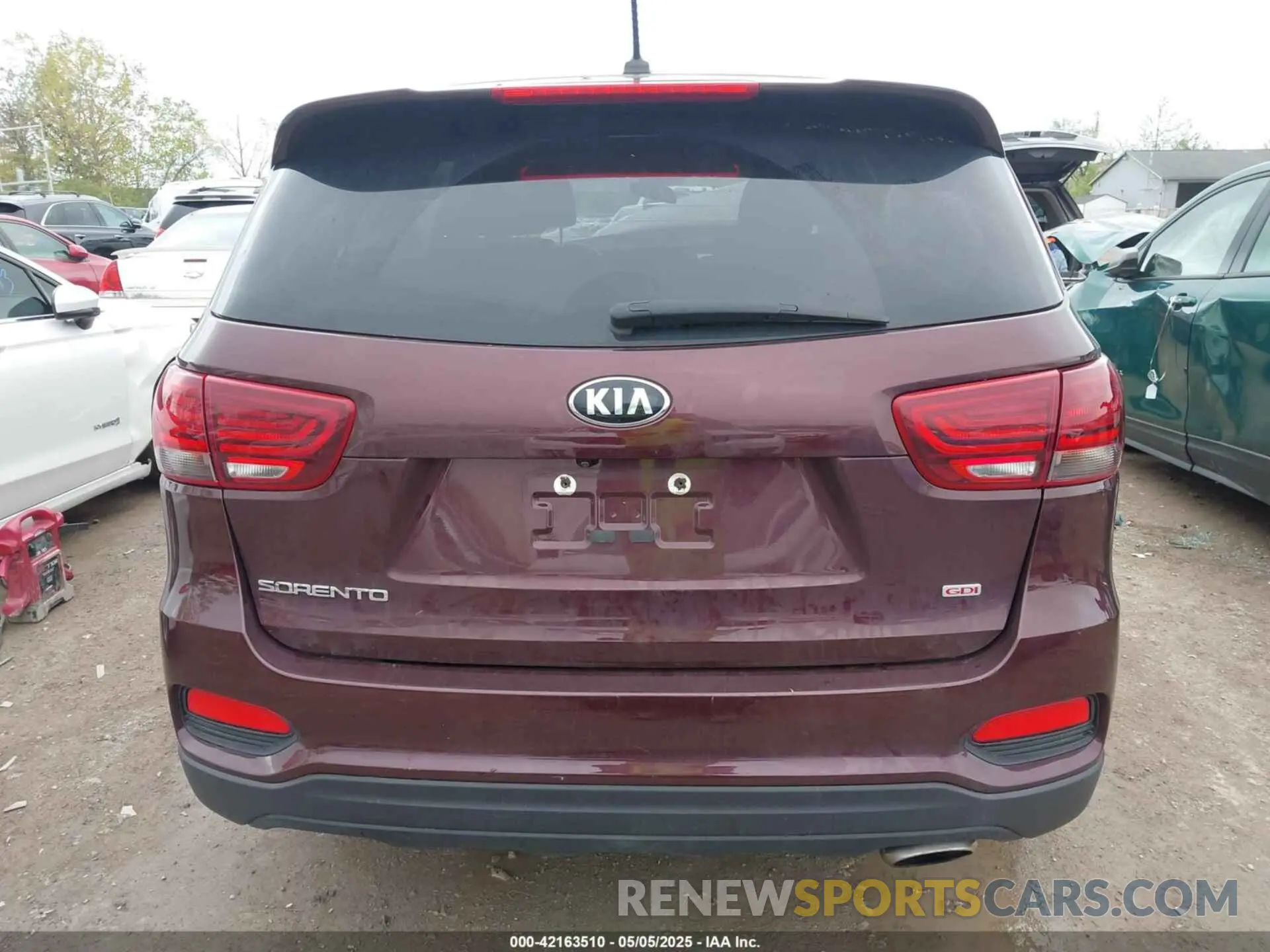 17 Photograph of a damaged car 5XYPG4A35KG576447 KIA SORENTO 2019