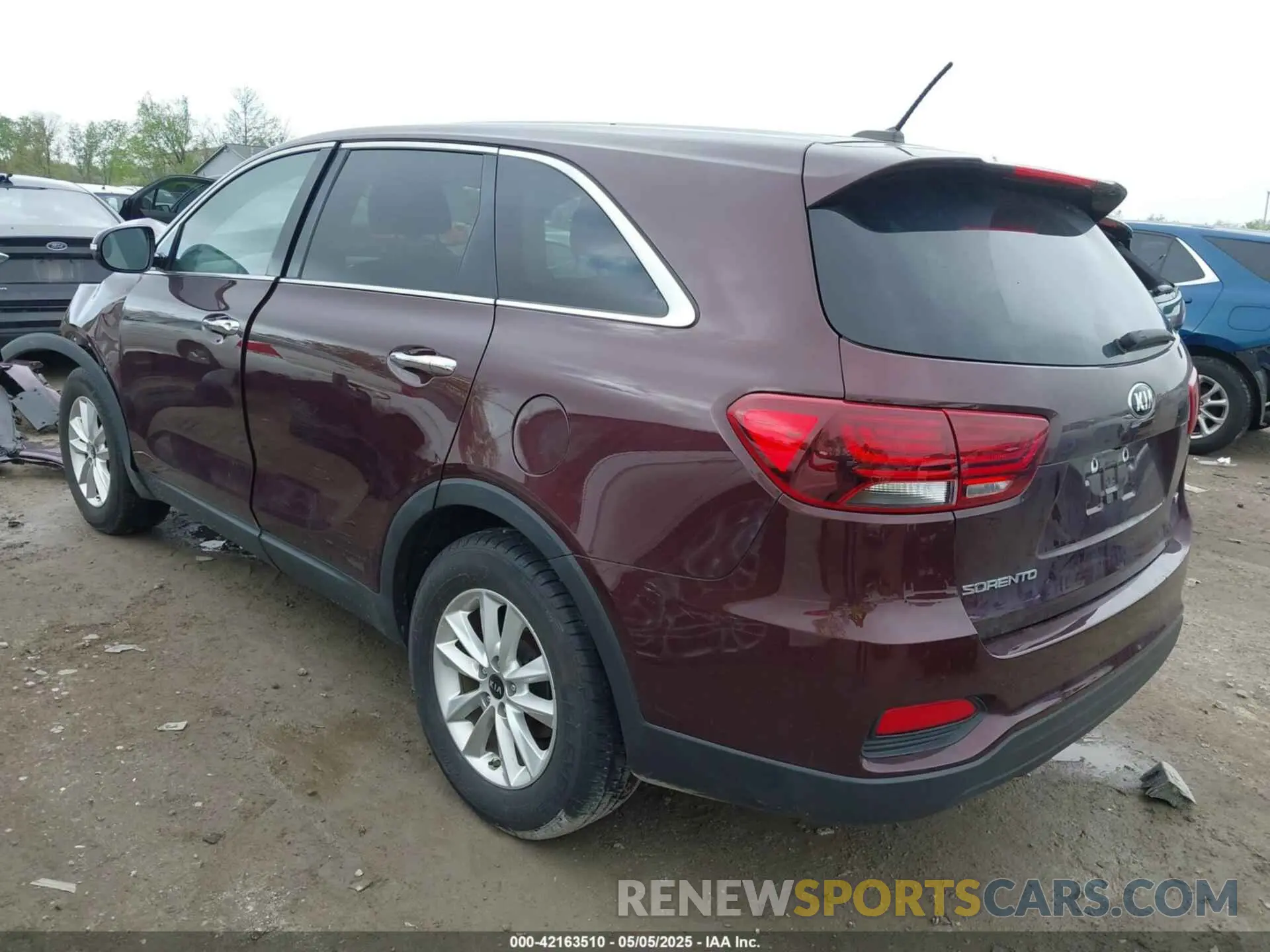 3 Photograph of a damaged car 5XYPG4A35KG576447 KIA SORENTO 2019
