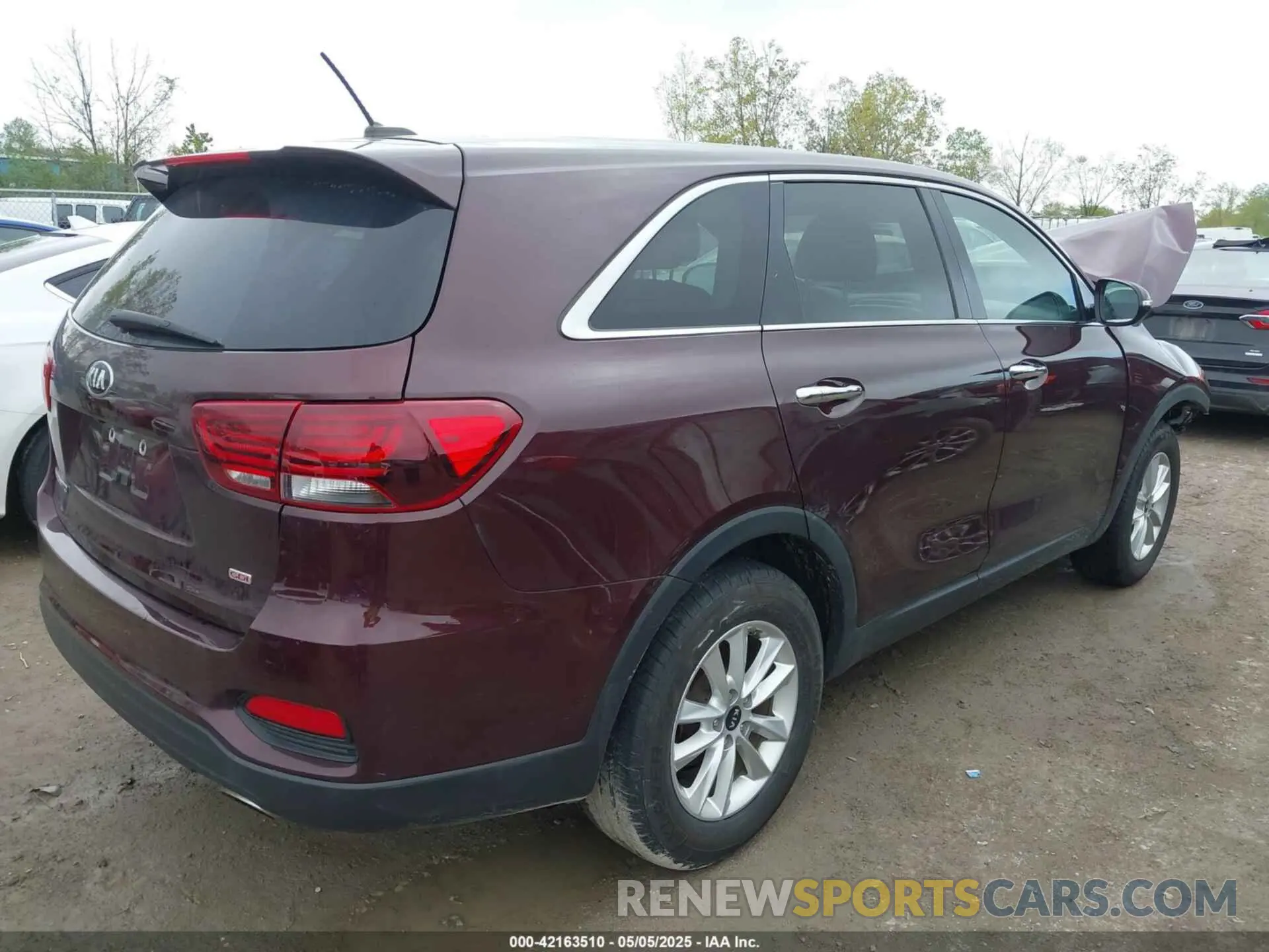4 Photograph of a damaged car 5XYPG4A35KG576447 KIA SORENTO 2019