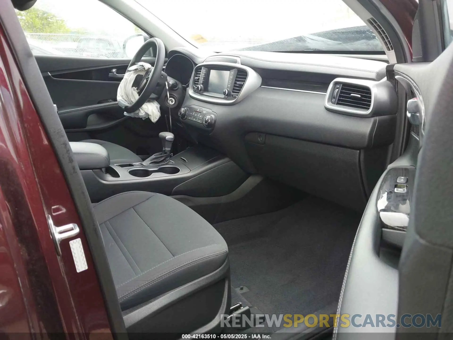 5 Photograph of a damaged car 5XYPG4A35KG576447 KIA SORENTO 2019