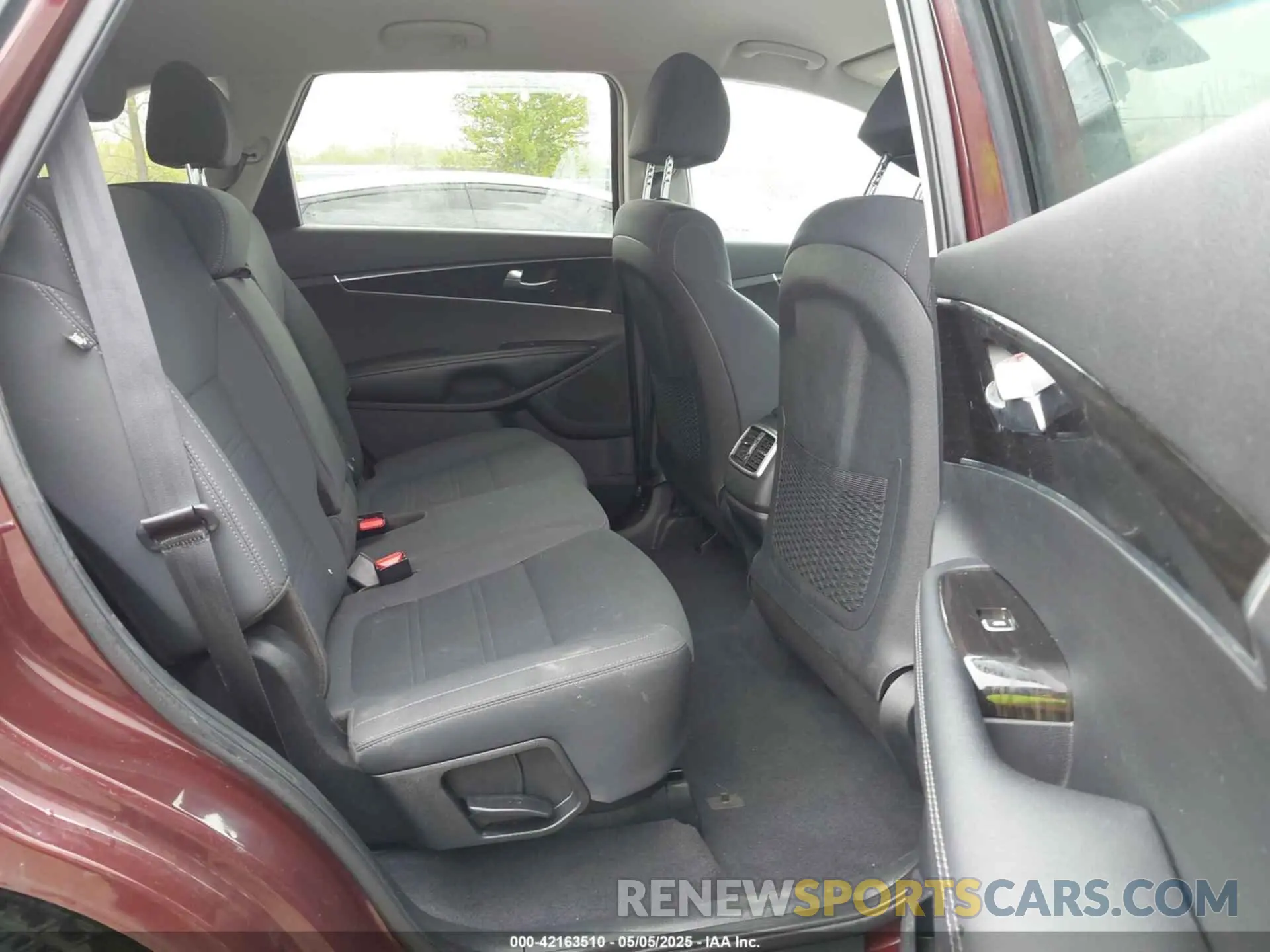 8 Photograph of a damaged car 5XYPG4A35KG576447 KIA SORENTO 2019