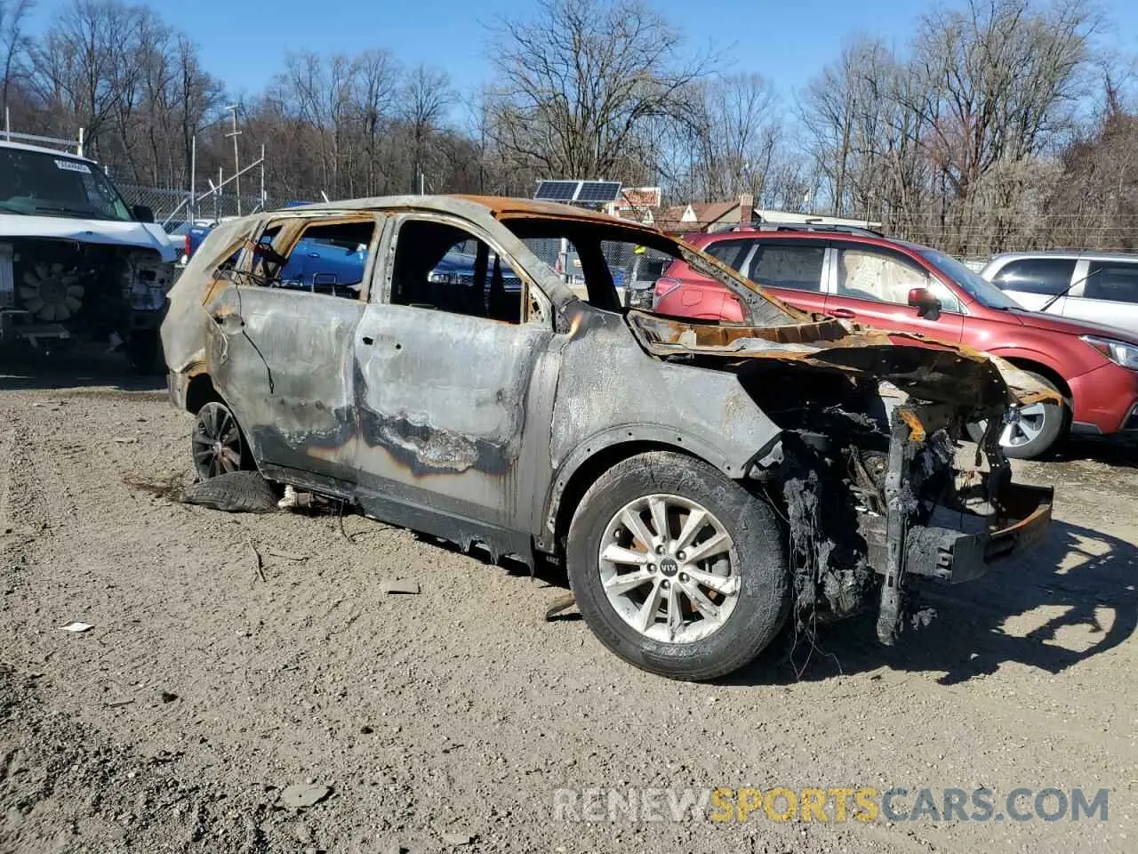 4 Photograph of a damaged car 5XYPG4A37KG478410 KIA SORENTO 2019