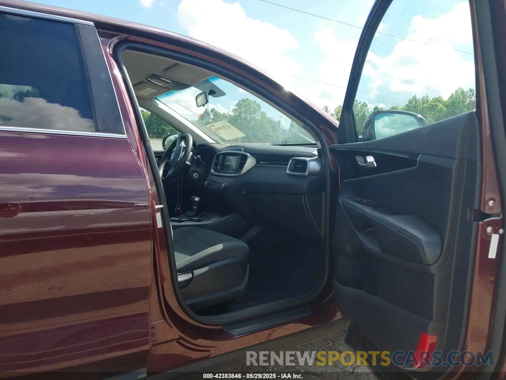 18 Photograph of a damaged car 5XYPG4A37KG508750 KIA SORENTO 2019
