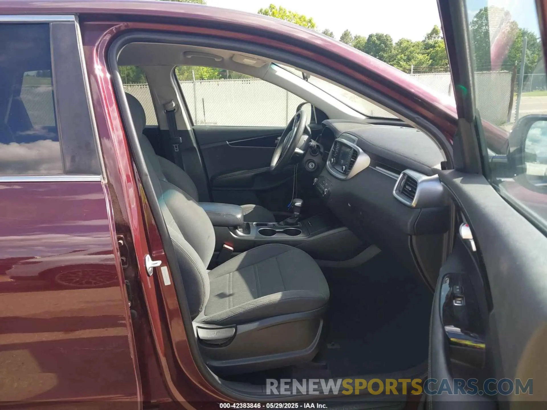 5 Photograph of a damaged car 5XYPG4A37KG508750 KIA SORENTO 2019